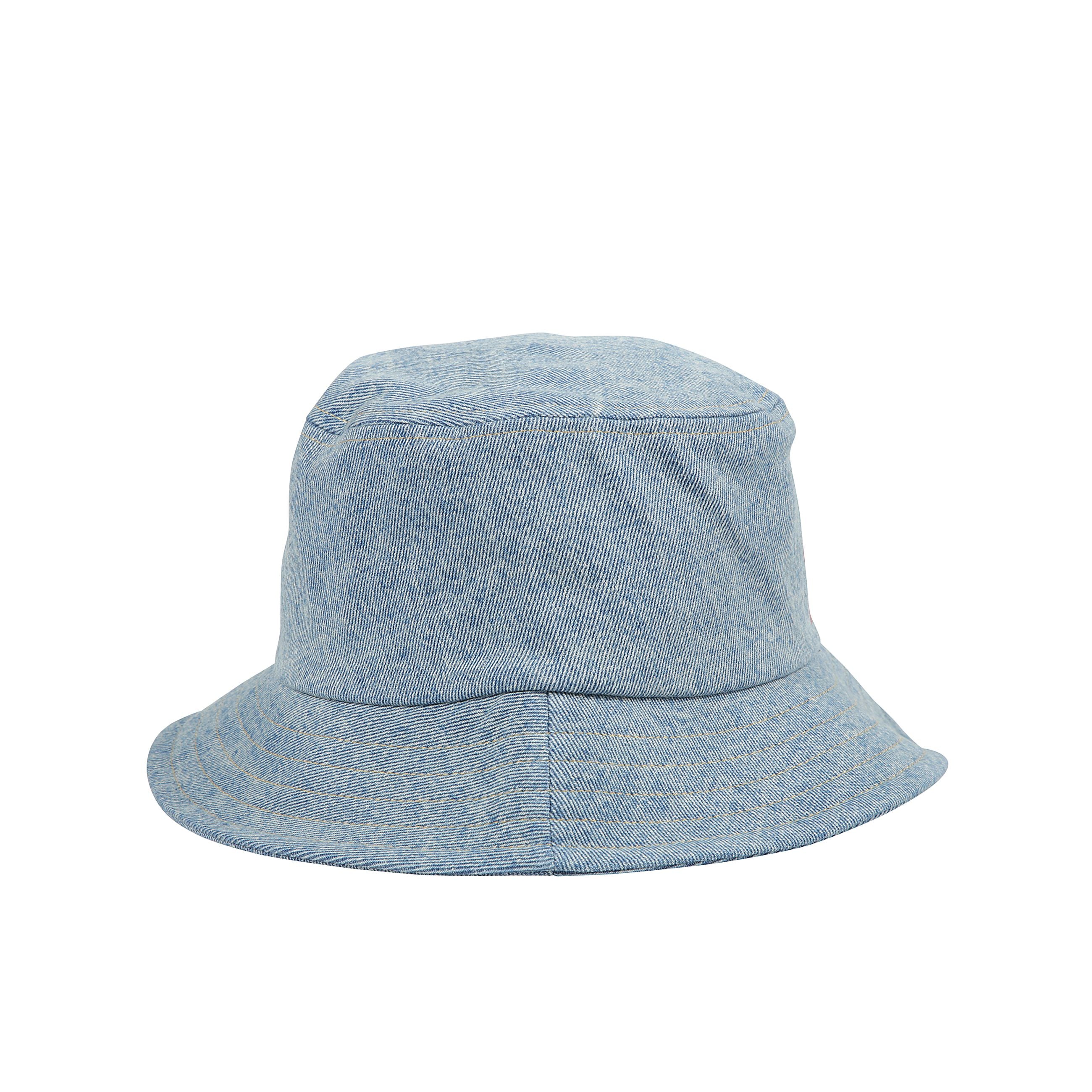 Bucket hat in gabardine di cotone effetto pesca dal design essenziale e ricercato, questo bucket hat firmato ami paris Ã¨ realizzato in gabardine di cotone con finitura effetto pesca, che dona una texture morbida e vellutata al tatto. completato da una fo