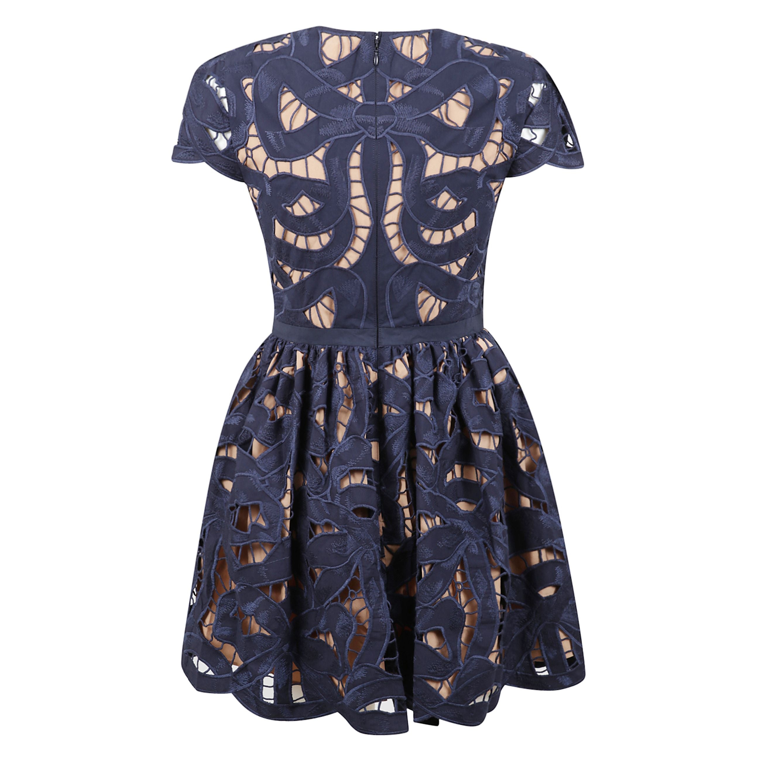 Abito corto dal taglio classico, con corpetto aderente e gonna corta e svasata. maniche corte discrete e fodera color carne. design con ricamo tridimensionale dai motivi geometrici e floreali. chiusura con piccola zip nera sul retro.