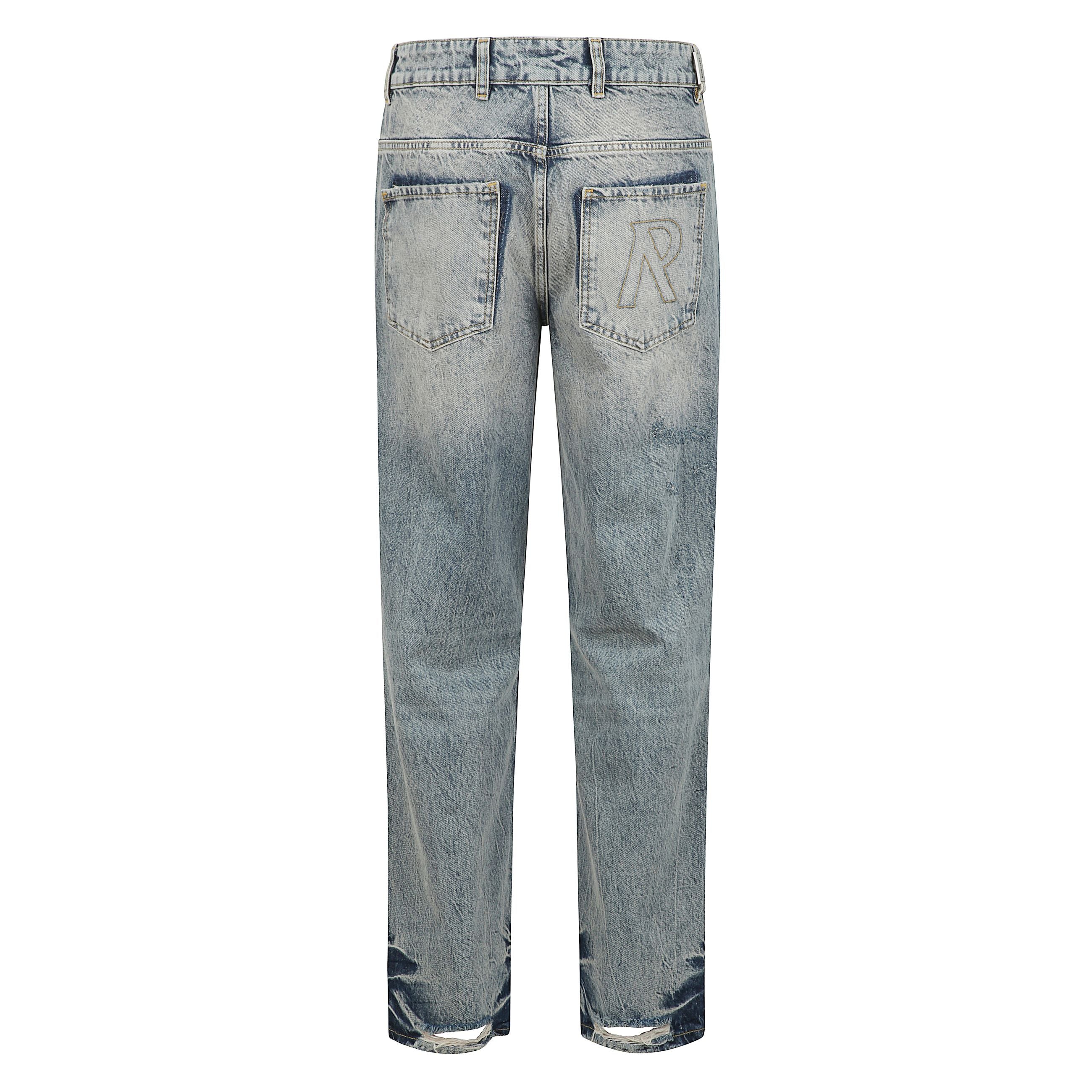 Presentazione della r3 distressed baggy denim in crema blu. realizzato con un morbido tessuto denim mano, questi jeans hanno una vestibilitÃ  rilassata in tutta la gamba. presentano un lavaggio crema blu con strappi in tutta la gamba. la tasca posteriore 