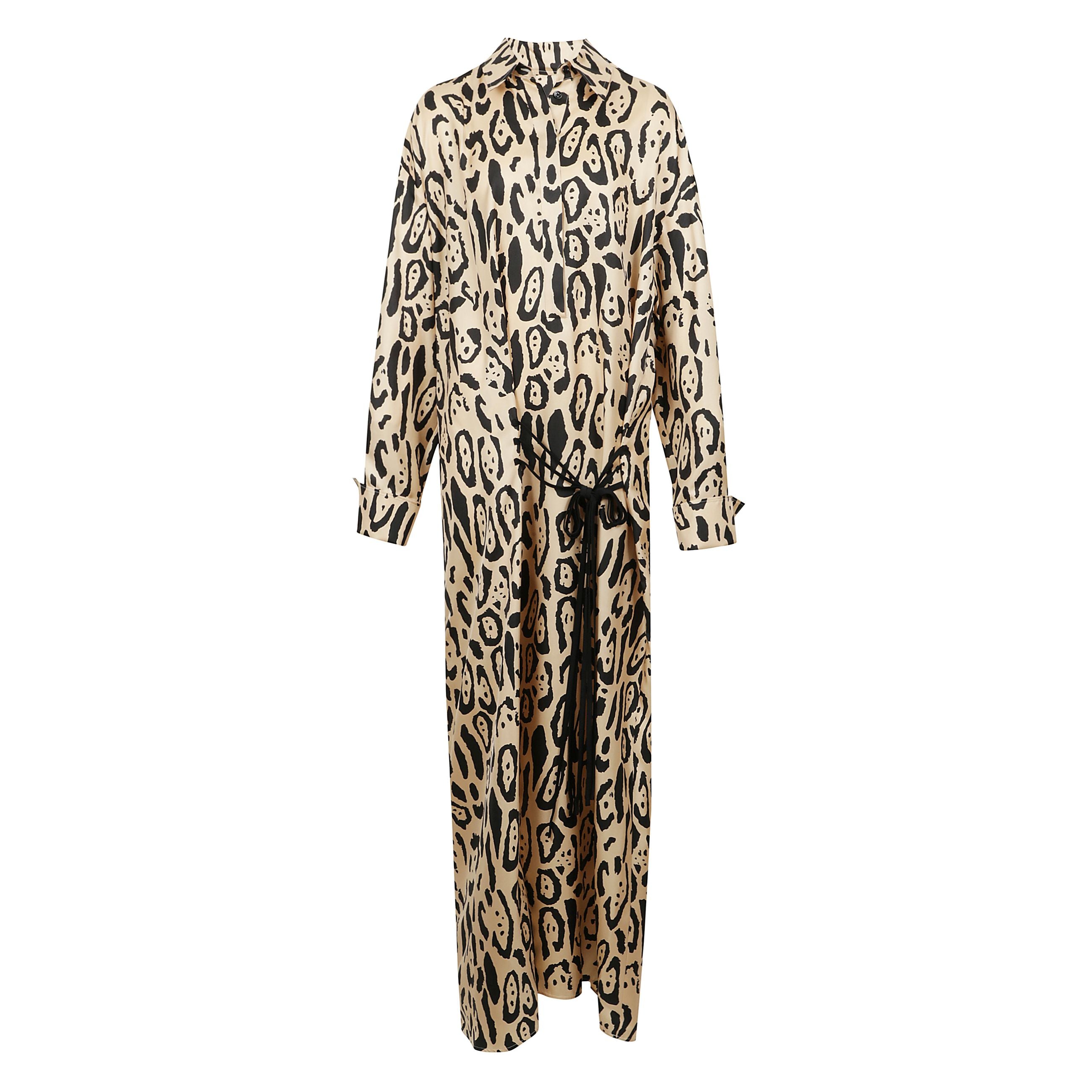 Chemisier lungo in twill di pura seta con stampa animalier e volume oversize, con spalla scesa e polso a doppia altezza con cinture in vita che si stringono lateralmente