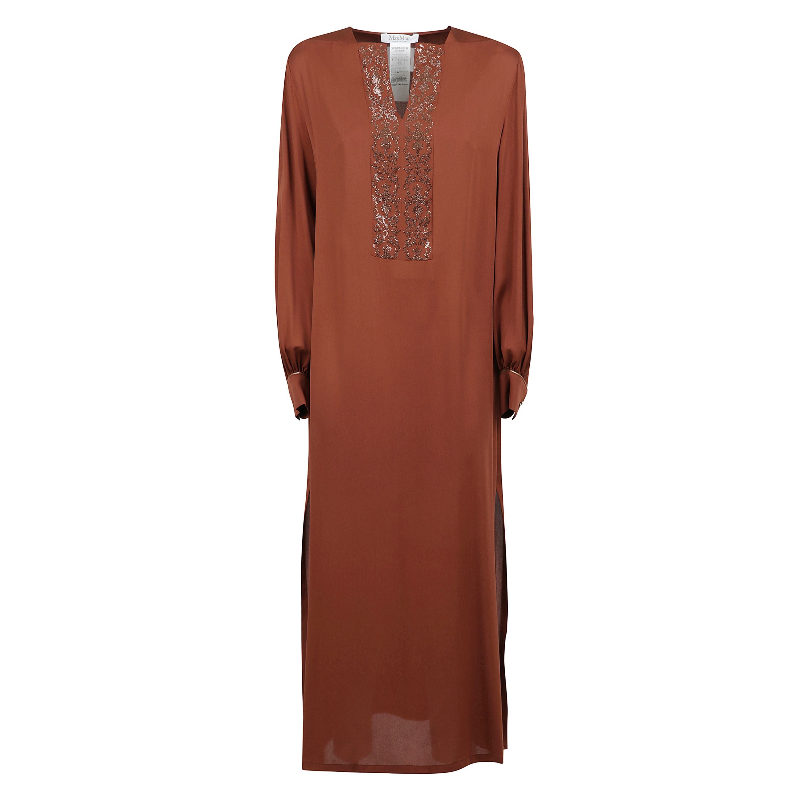 Abito lungo modello tunica, realizzato in prezioso charmeuse pesante di pura seta. caratterizzato da scollo quadrato con taglio a v e plastron ricamato con microstrass a contrasto. modello dalla vestibilitÃ  scivolata con ampie maniche lunghe a sbuffo e p