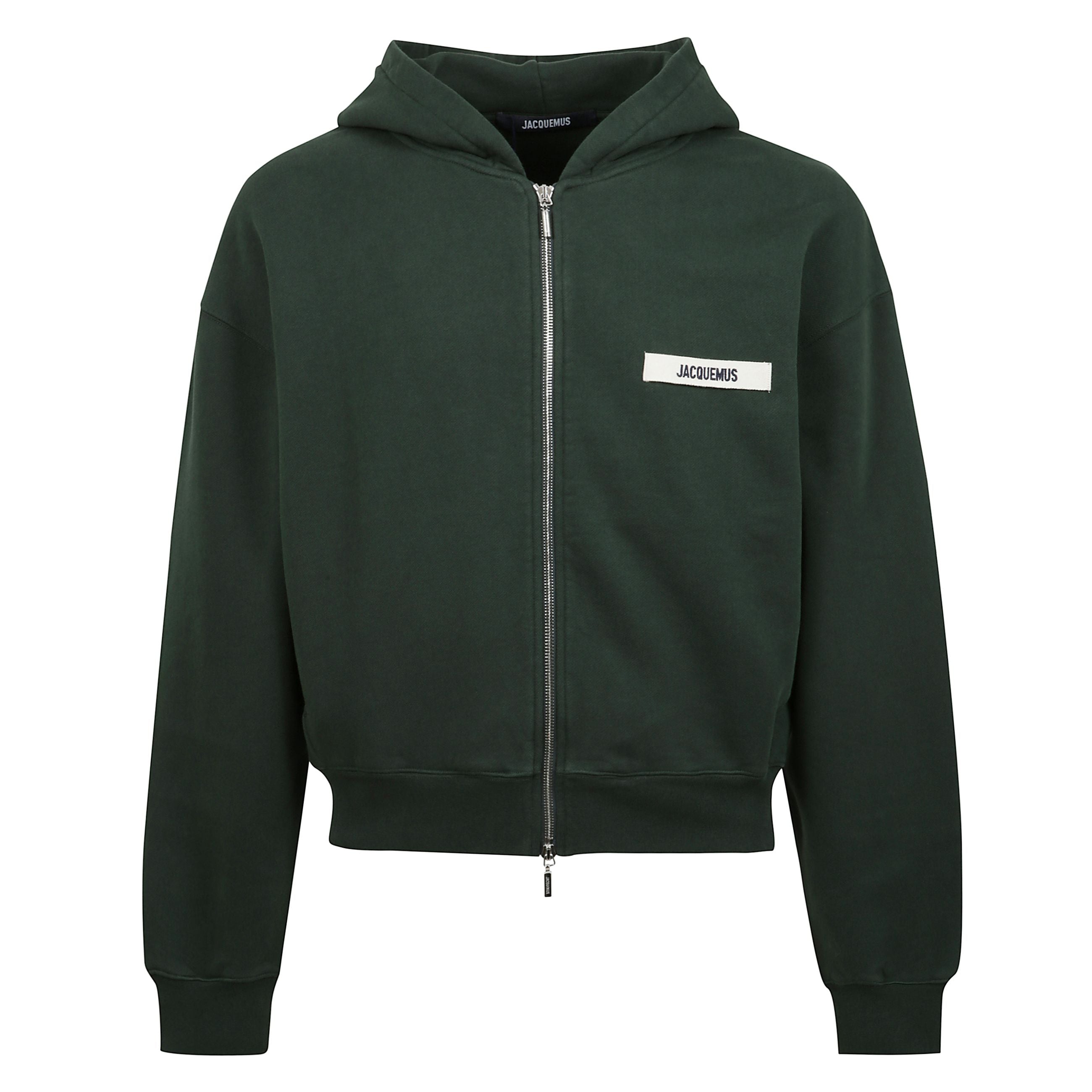 Felpa con cappuccio di jacquemus in cotone felpato nera, caratterizzata da manica lunga, patch logo sul petto, due tasche a filetto laterali, chiusura frontale tramite doppia zip a vista e bordi a costine.