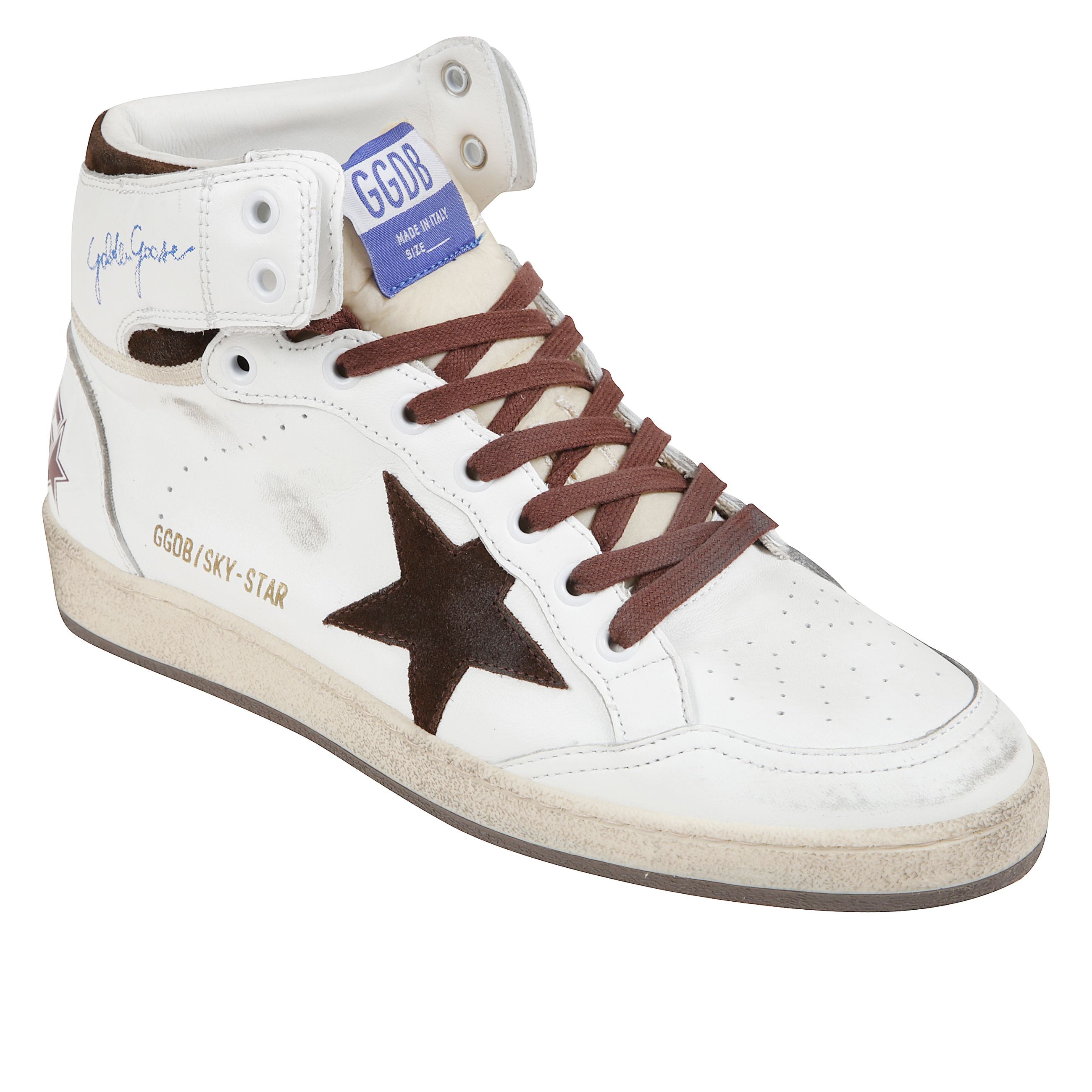 Sneakers high-top golden goose in nappa bianca con stella e inserti in suede color cioccolato. dettagli vintage, linguetta beige e lacci marroni. suola in gomma. realizzate a mano in italia.
