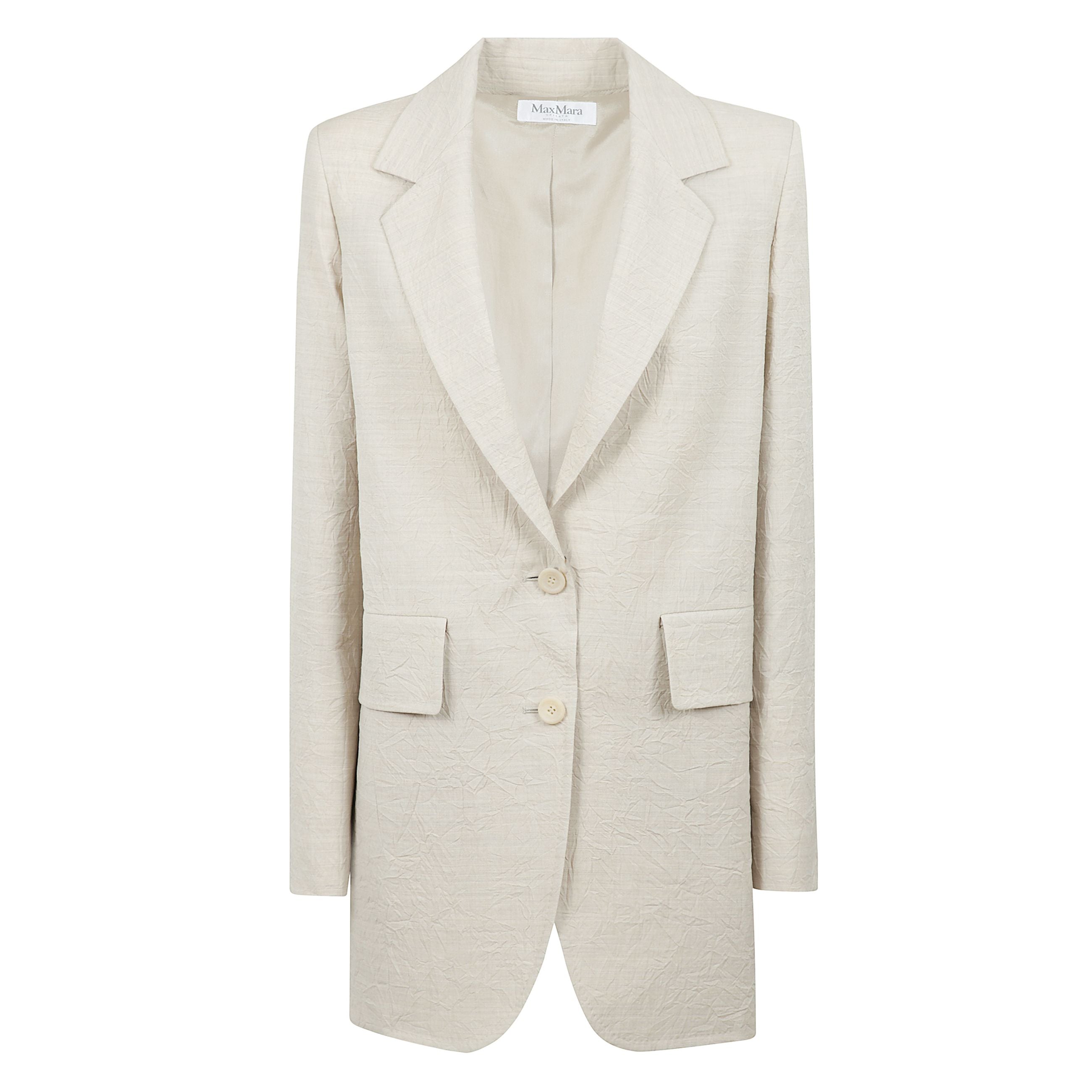 Blazer monopetto dalla linea allungata, realizzato in tela di pura lana dalla caratteristica texture effetto stropicciato. modello dal volume oversize con collo a rever, maniche lunghe a giro con spacchi alti sui polsi e tasche con patta applicata sul dav