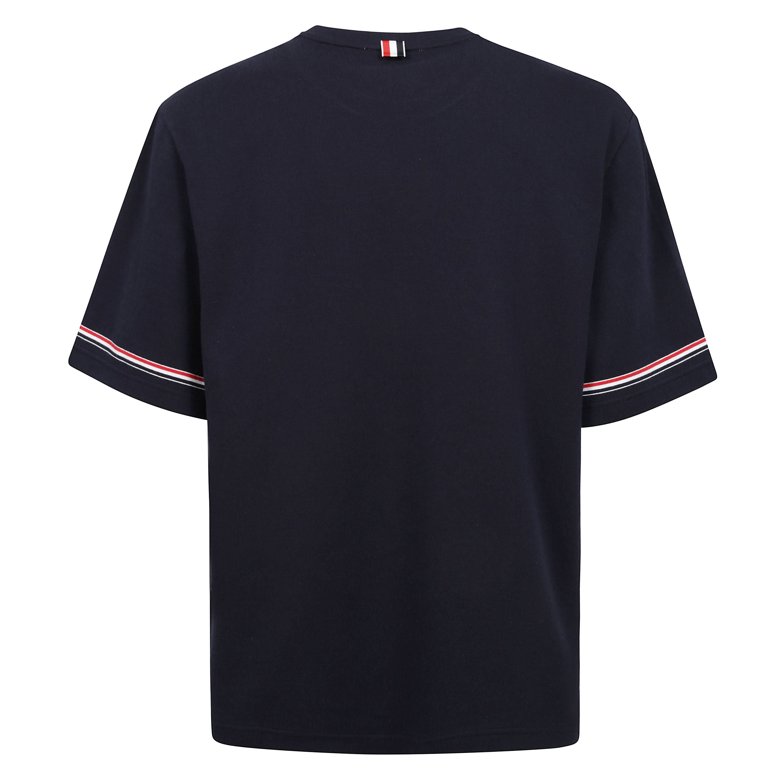 T-shirt in cotone con colletto a costine con bande colorate sulle maniche e patch frontale