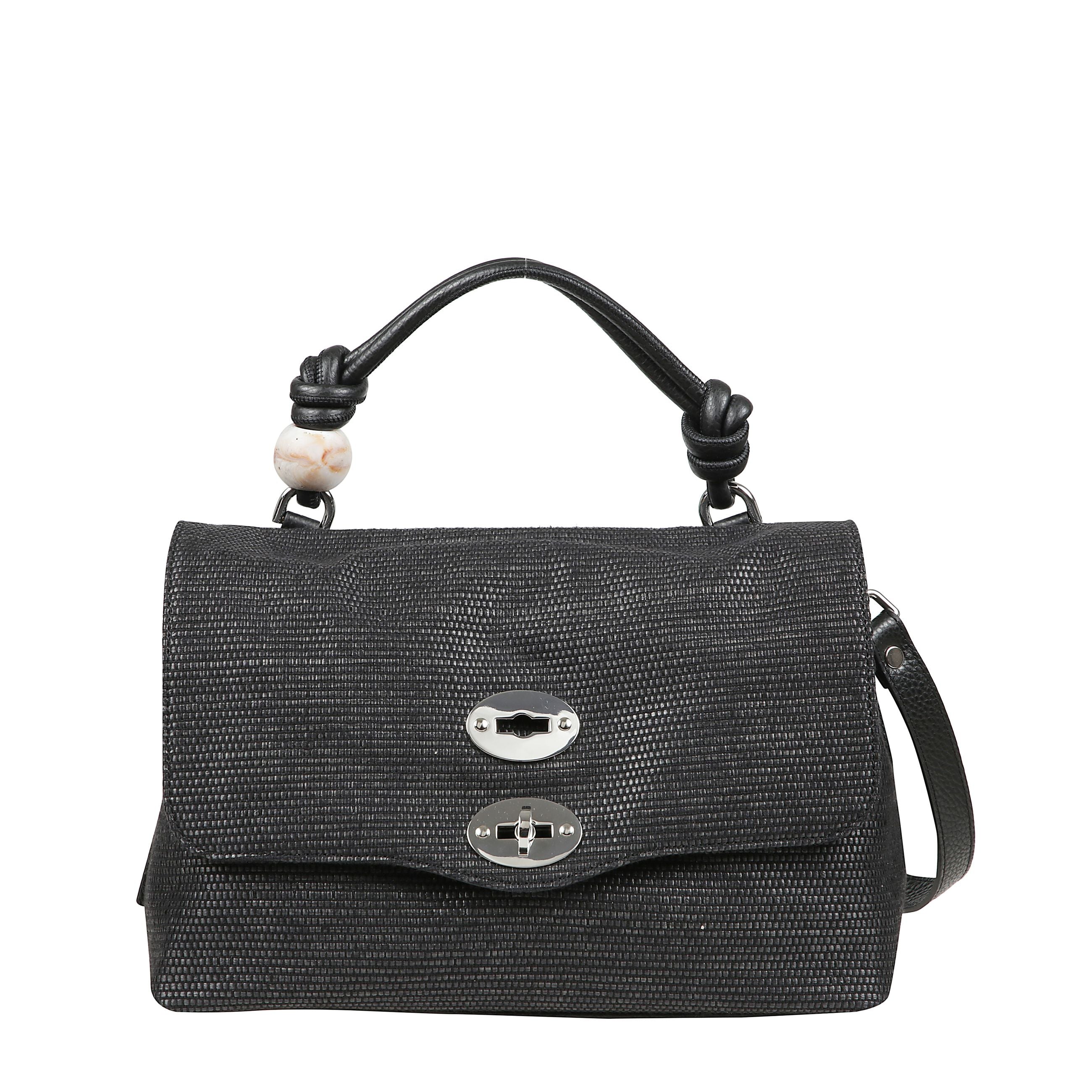 Borsa a mano realizzata in paglia e tessuto con inserti in pelle con un unico scomparto interno, manico superiore intrecciato in pelle e chiusura a doppio girello con patta. presenta inoltre una tracolla regolabile e removibile in pelle