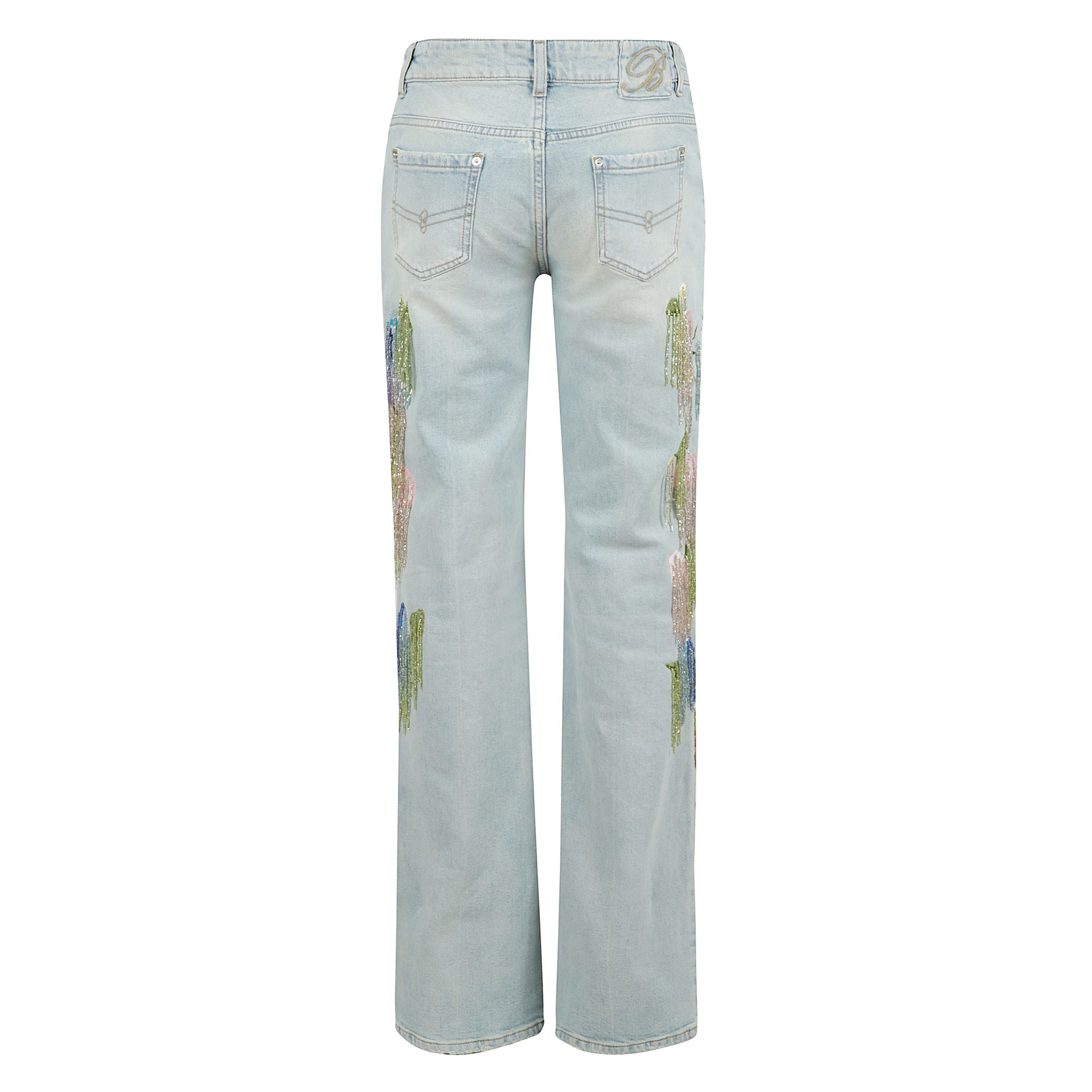 Jeans in denim lavato con ricamo a mano di fili di perline e pietre sfaccettate, lavaggio chiaro,
cinque tasche,
chiusura con bottone e zip
linea straight leg, vestibilitÃ  regular fit.