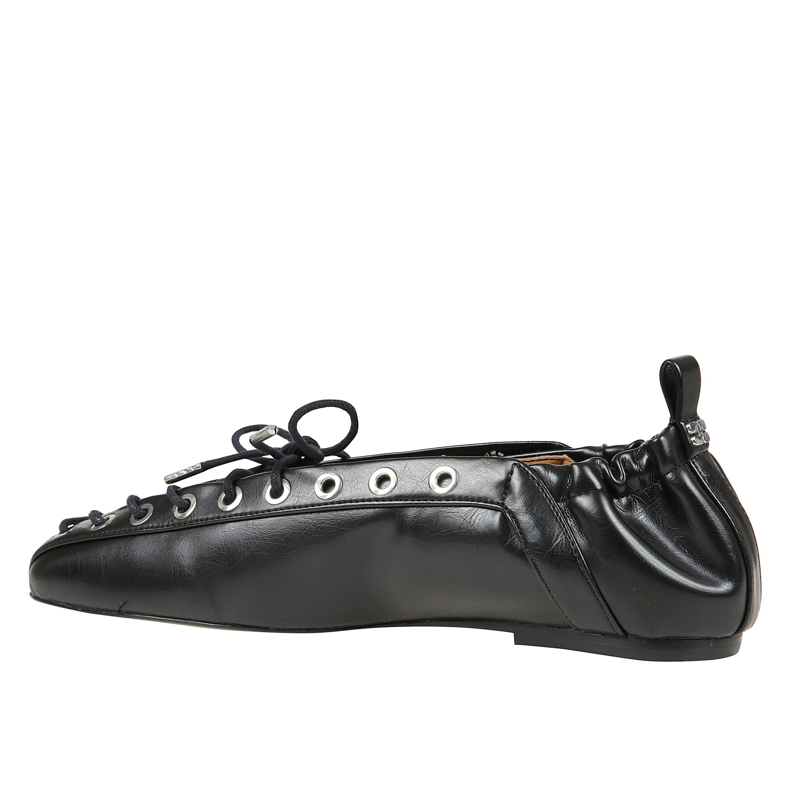 Eyelets lace up ballerina crinkle oleatex
ballerina realizzata in pelle nera. presenta occhielli metallici e lacci cerati incrociati. caratterizzata da una punta arrotondata quadrata oltre che da una suola nera in cuoio
