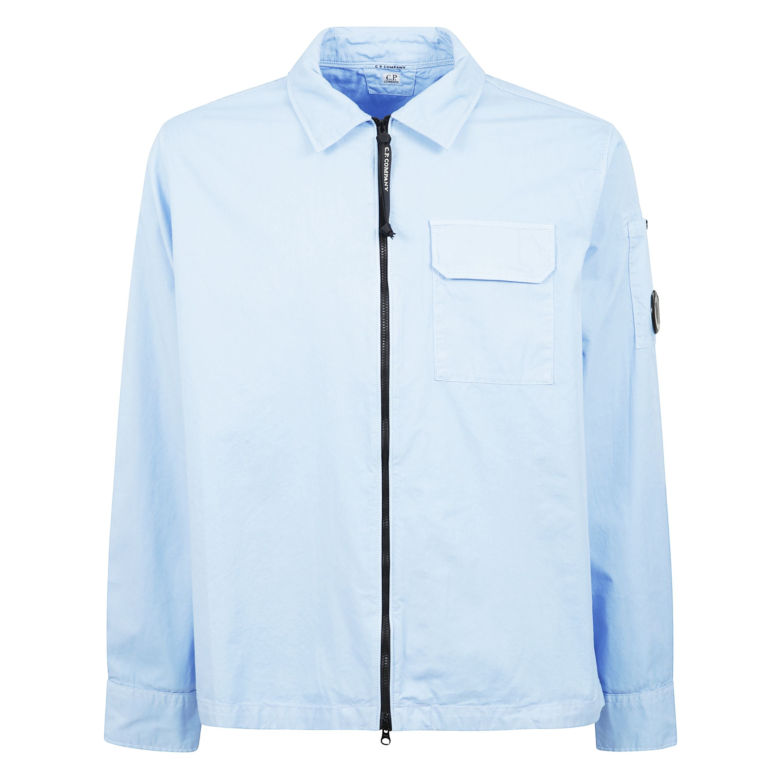 Giacca leggera dallâeleganza essenziale e moderna realizzata in una tonalitÃ  celeste raffinata. il design minimalista Ã¨ arricchito da una chiusura frontale con zip a doppio cursore impreziosita dal dettaglio logo. il colletto classico e la tasca appli