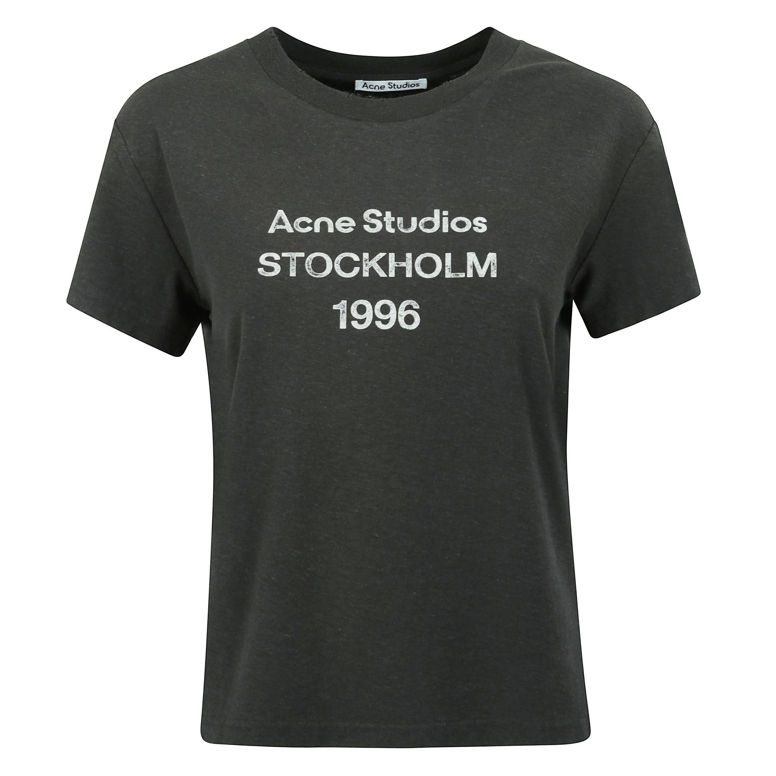 T-shirt a maniche corte in cotone e canapa. vestibilitÃ  regolare con lunghezza ai fianchi e scollo a girocollo. lâeffetto consumato su collo, maniche e orlo conferisce un mood vintage e autentico, mentre il logo del brand stampato sul fronte aggiunge u