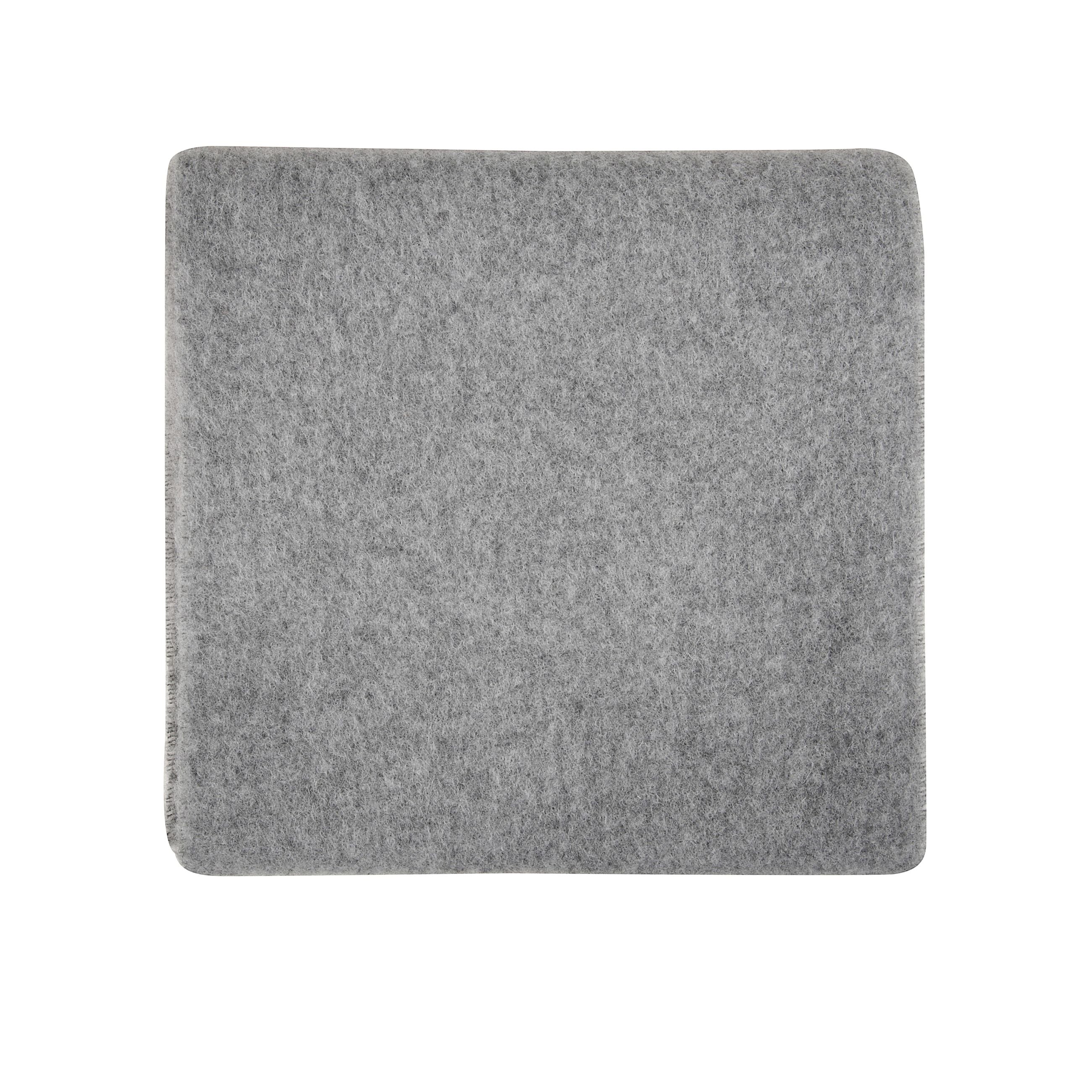 Sciarpa in misto alpaca. bordi con frangine e dettaglio con logo ami paris sul fronte.