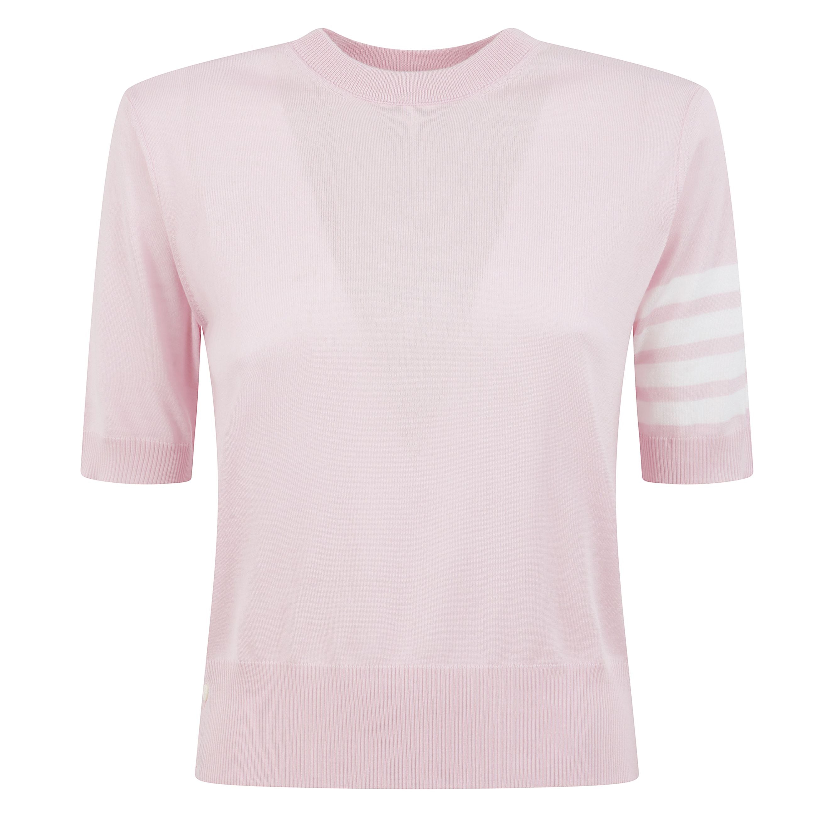 Pullover a manica corta con collo a giro, orlo e polsini a coste. dettaglio iconico a 4 strisce sulla manica sinistra, spacchetti laterali sul fondo. rifiniture di orlo e polsini e linguetta passante sul retro in grosgrain a righe di colore rosso, bianco 