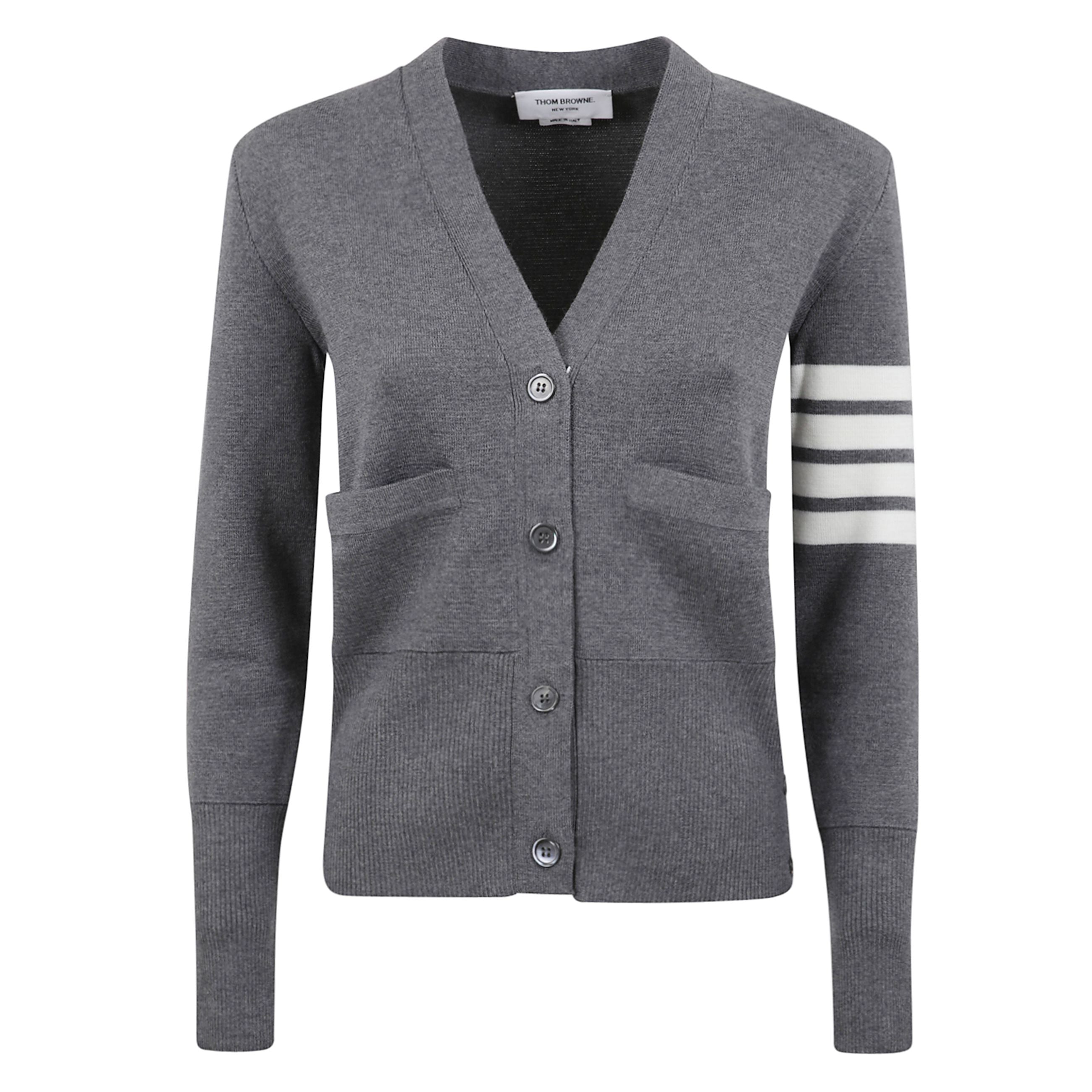 Cardigan in lana con scollo a v. dettaglio a quattro barre sulla manica. tasche a fessura. spacchi laterali con bottoni e polsini elasticizzati a coste con chiusura a bottone. linguetta in grosgrain thom browne sul retro.