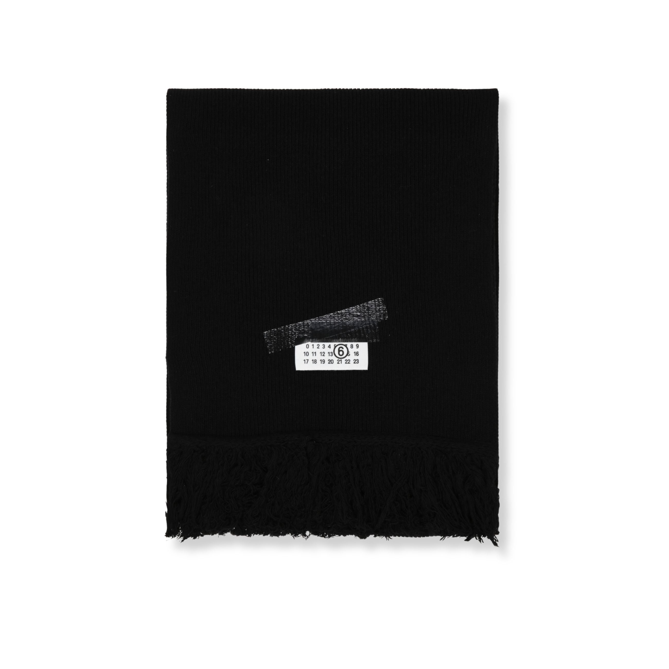 Sciarpa mm6 in cotone a costine sottili verticali. orlo sfrangiato. logo numerico del brand applicato.