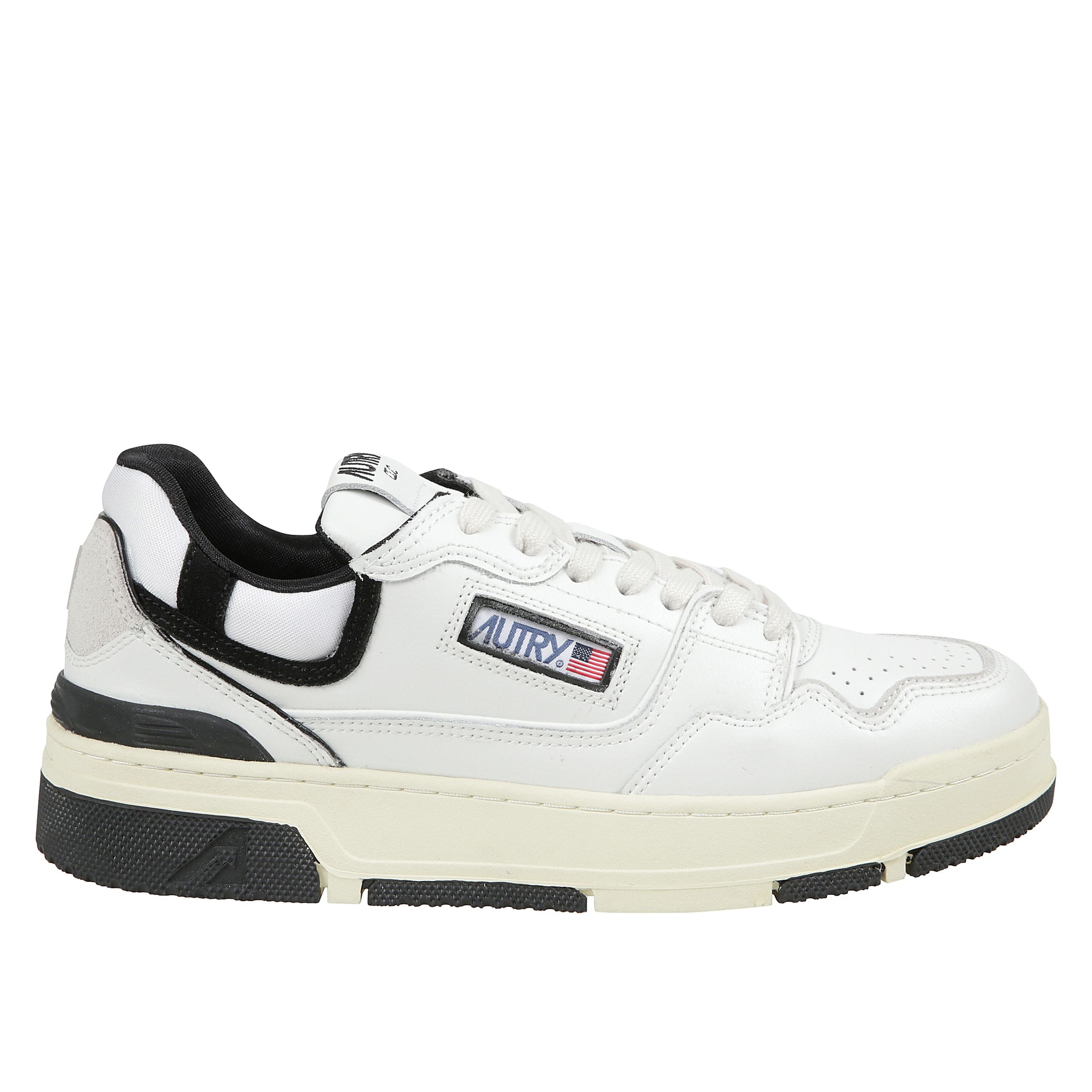 Rivisitazione dai volumi extra della classica medalist, la sneakers clc Ã¨ l'acronimo di counter-lock-cord, il rinforzo alla caviglia tipico delle scarpe da basket.
questo modello da uomo Ã¨ realizzato in pelle bianca con dettagli in suede nera, si caratt