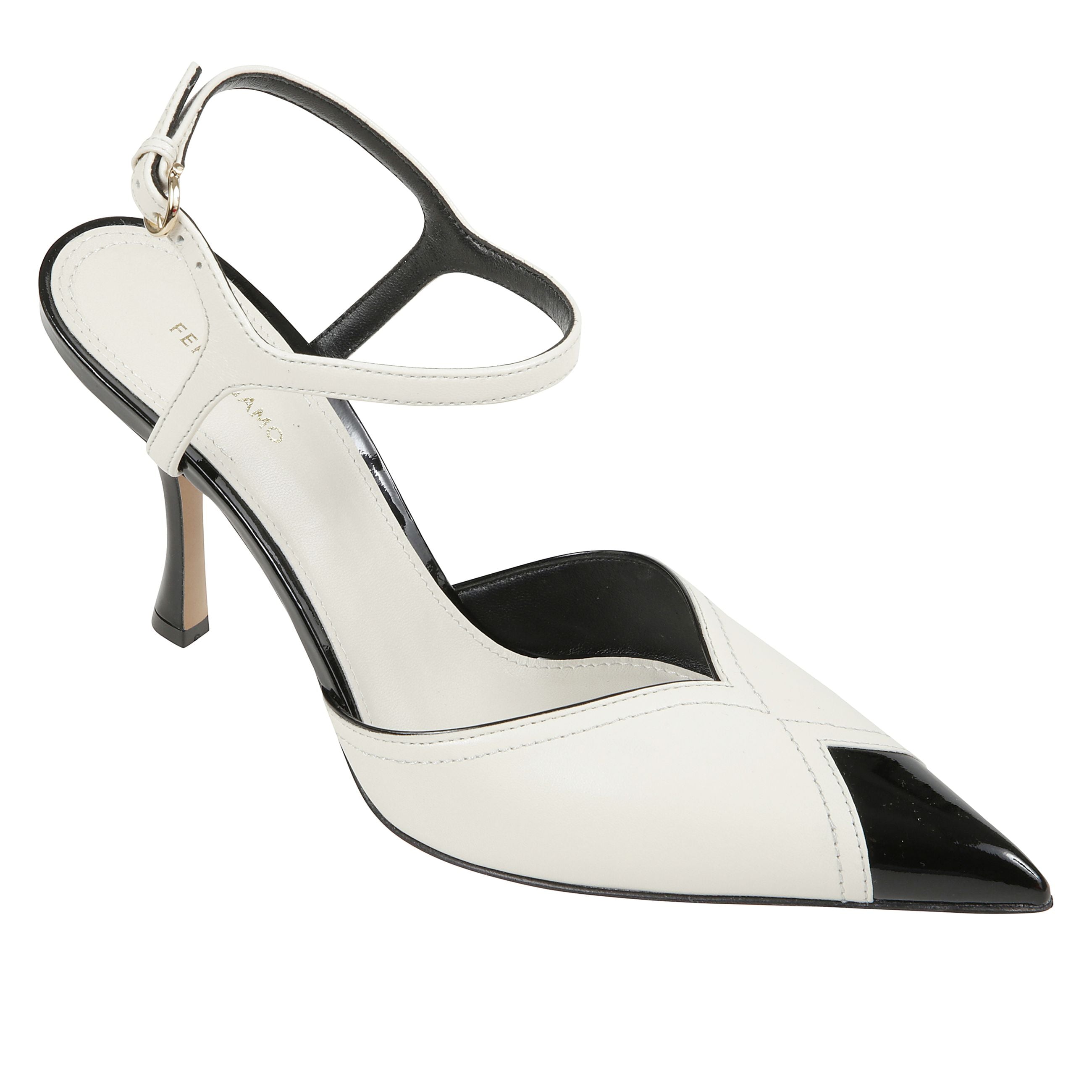 Impostato su un tallone di 9,5 cm, questa pompa ferragamo presenta un sofisticato gioco di inserti lucidi e patinati che la morbida pelle sembra aprire e rivelare. doppia cucitura mette in risalto il taglio, con punta appuntita ed elegante cinturino che s