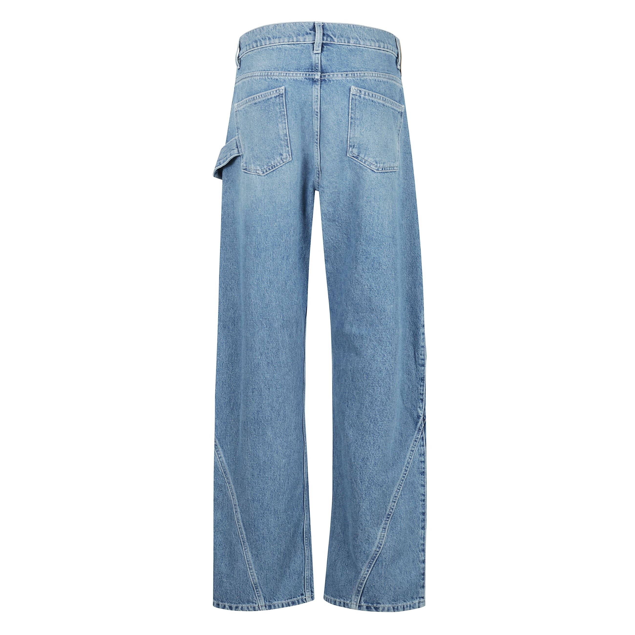 Jeans in denim chiaro. vita alta, gamba larga. chiusura con zip e bottone. tasche a filetto, cuciture oblique a vista. dettaglio con disegno di ancora su tasca frontale. etichetta jw anderson in pelle sul retro della vita.