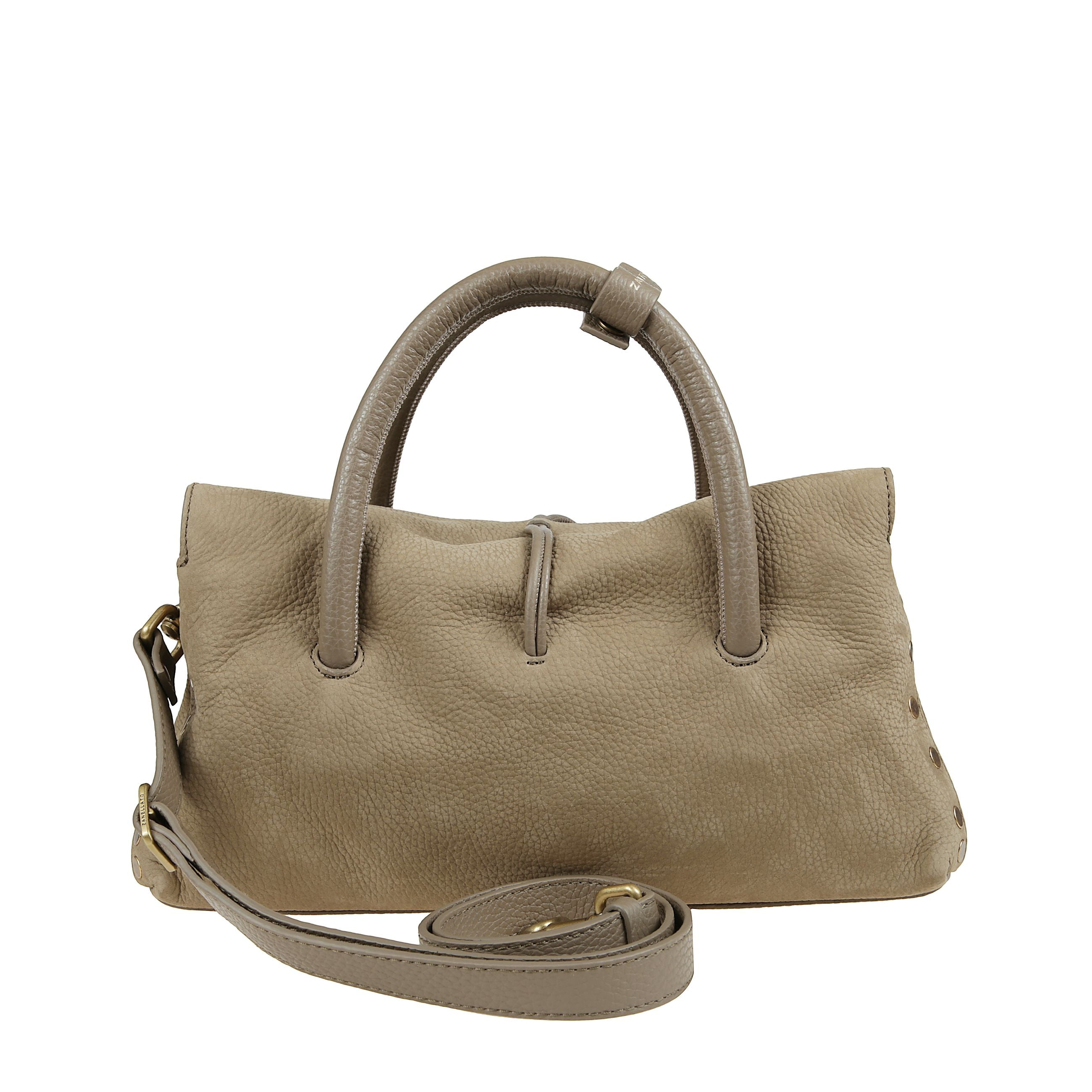 Borsa in suede con manici tubolari uniti da cinturino. tracolla in pelle removibile e regolabile. interno foderato con due scomparti e tasca interna con zip. chiusura a girello e bottoni magnetici. borchie laterali in oro brunito.