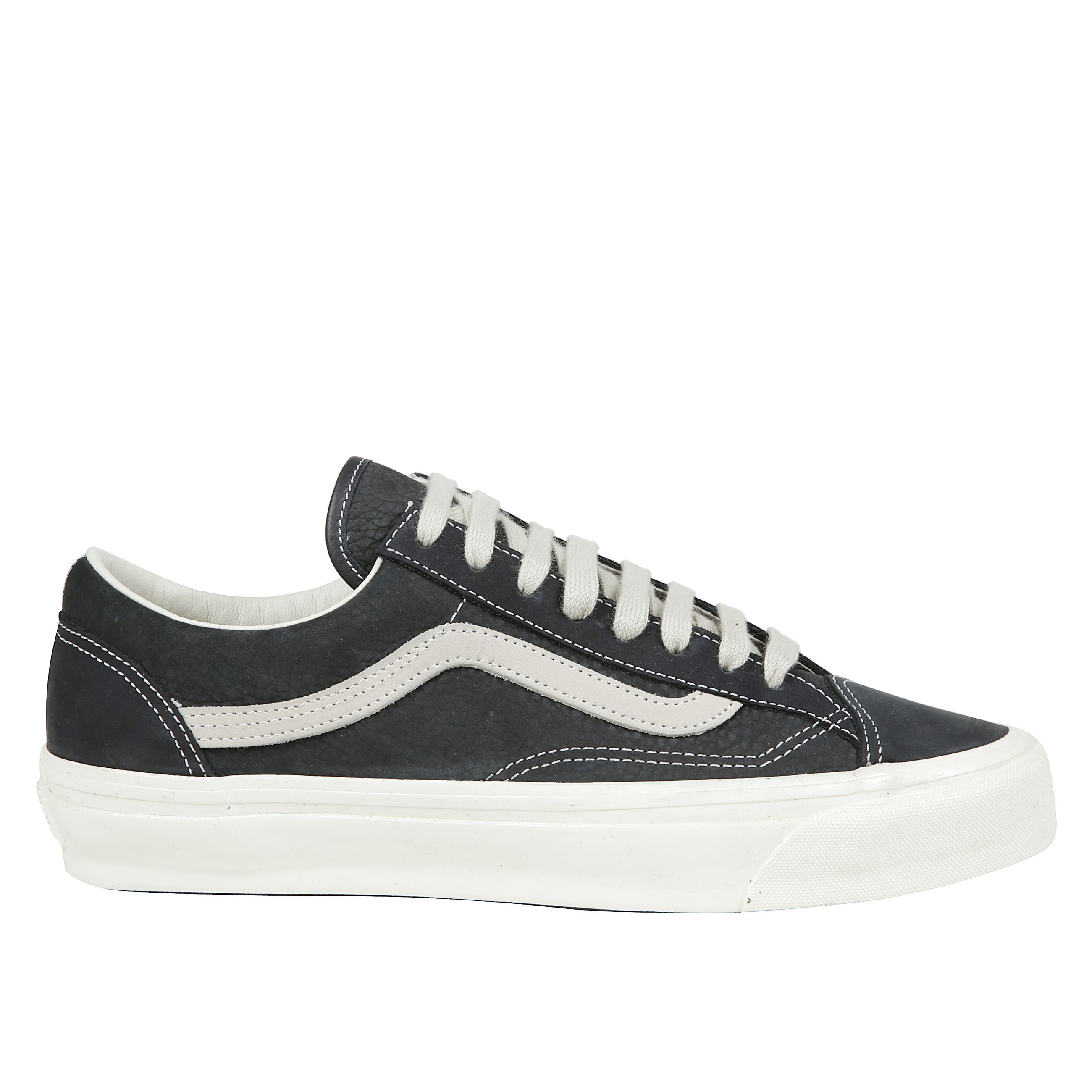 Footwear
lx old skool 36 le marais black
sneakers vans in suede con, allacciatura frontale, suola piatta, logo sulla suola.