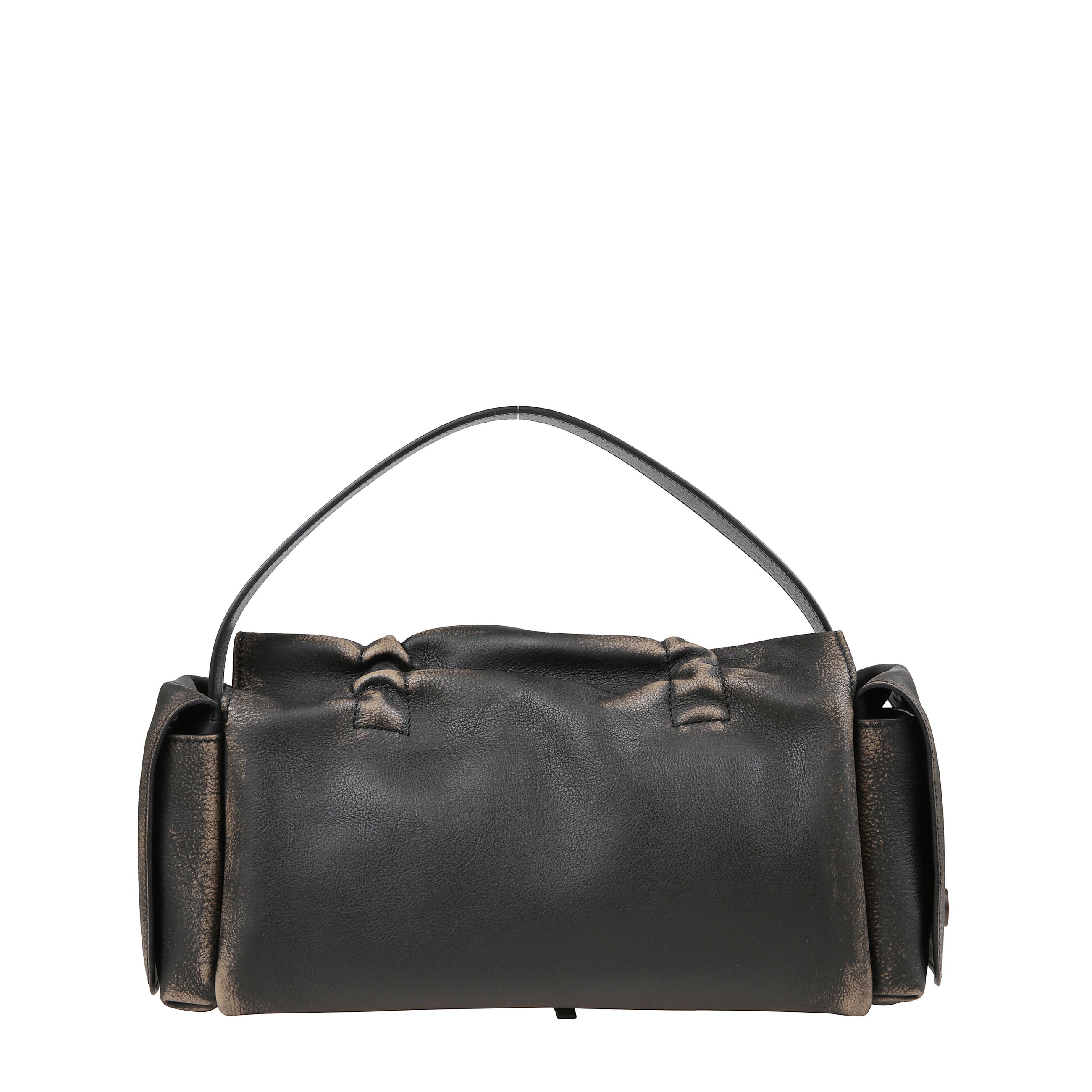 Borsa a tracolla in pelle martellata con finitura lavata. interno spazioso e tracolla regolabile. struttura multipocket con rifiniture ad allacciature annodate e rivetti decorativi ispirati ai jeans. tasca laterale con patta e chiusura magnetica discreta.