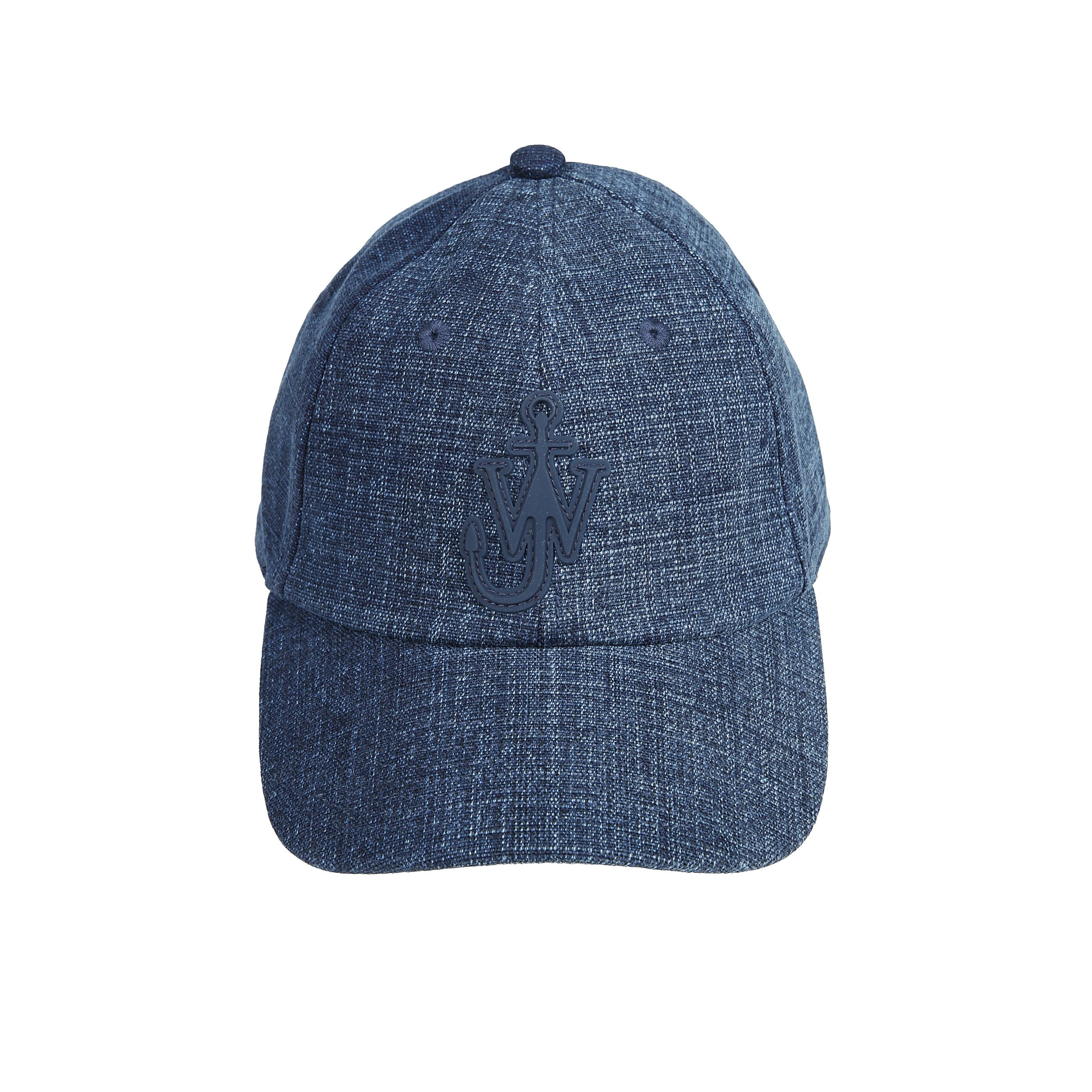 Modello da baseball con logo anchor jwa in silicone sul davanti, chiusura regolabile, fascia interna con logo, fibbia posteriore logata regolabile, fodera in cotone, tesa curva.