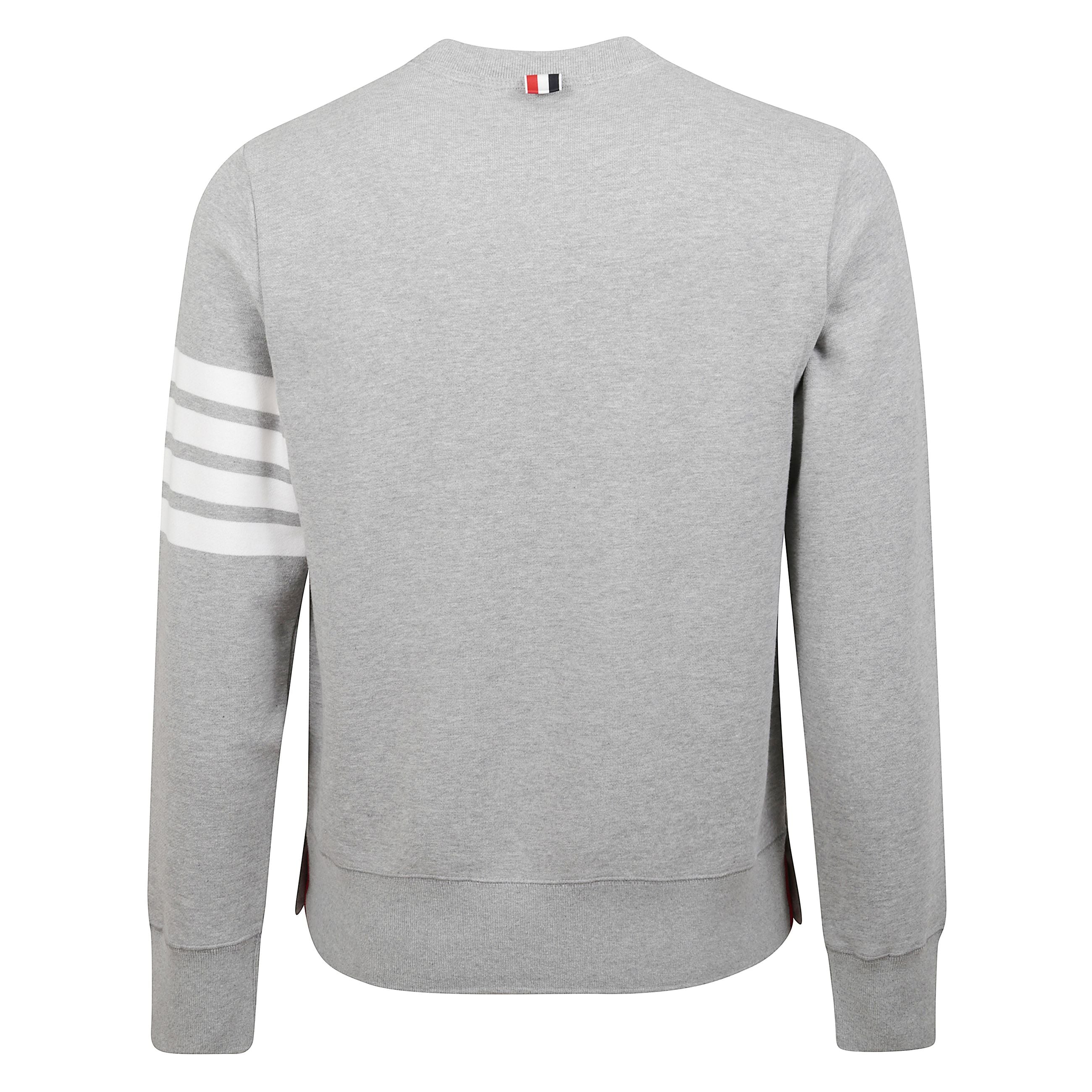Maglia a maniche lunghe in cotone girocollo ed inserto ricamato a triangolino. orlo e polsini a coste elasticizzati. dettaglio a quattro barre sulla manica sinistra. etichetta con firma thom browne vicino all'orlo frontale. passante in grosgrain a righe s