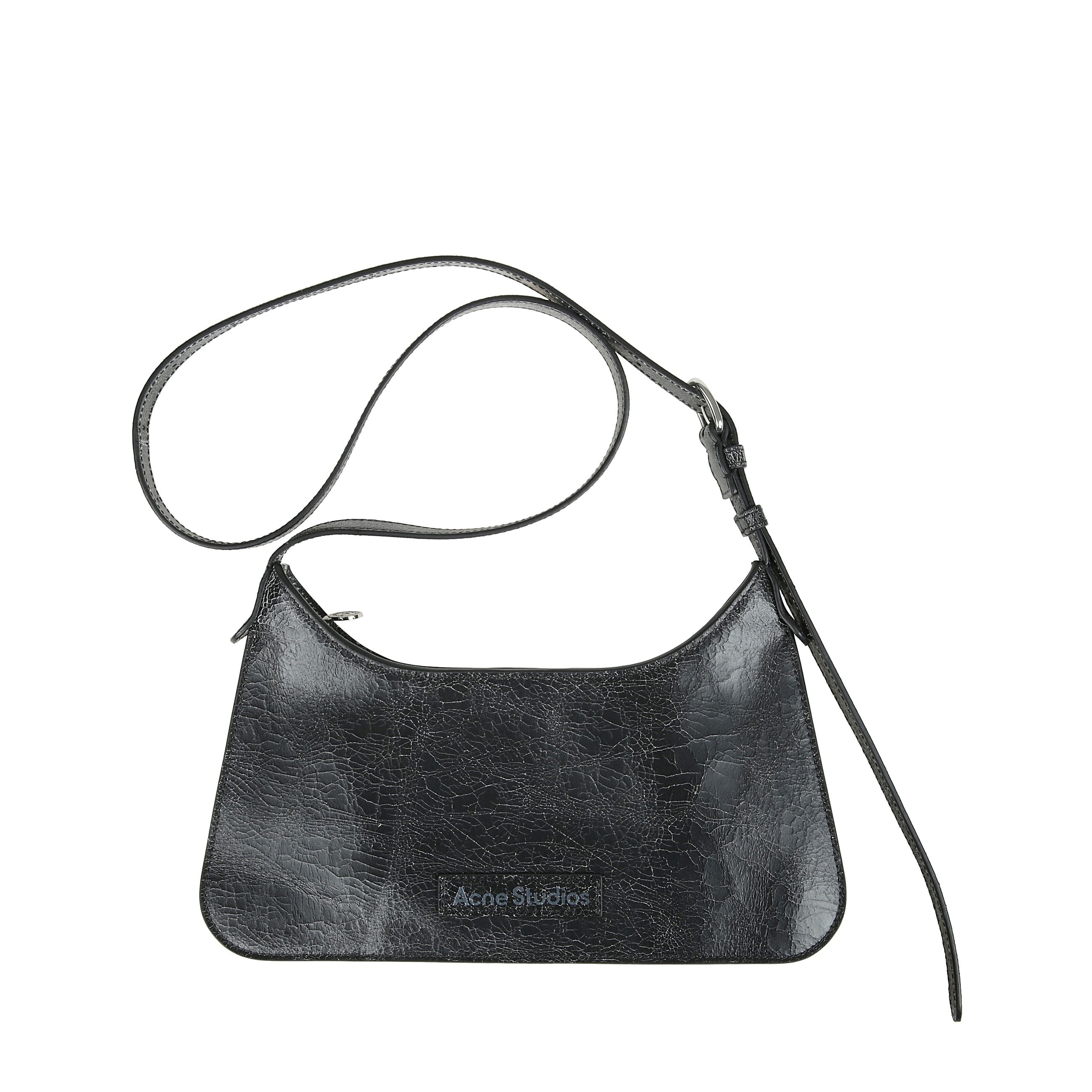 La borsa a spalla mini platt presenta una silhouette piatta minimalista, una parte superiore leggermente ricurva con pieghe a fisarmonica strutturate su lati e base. in pelle effetto screpolata. toppa con logo acne studios in pelle sul lato anteriore e sp