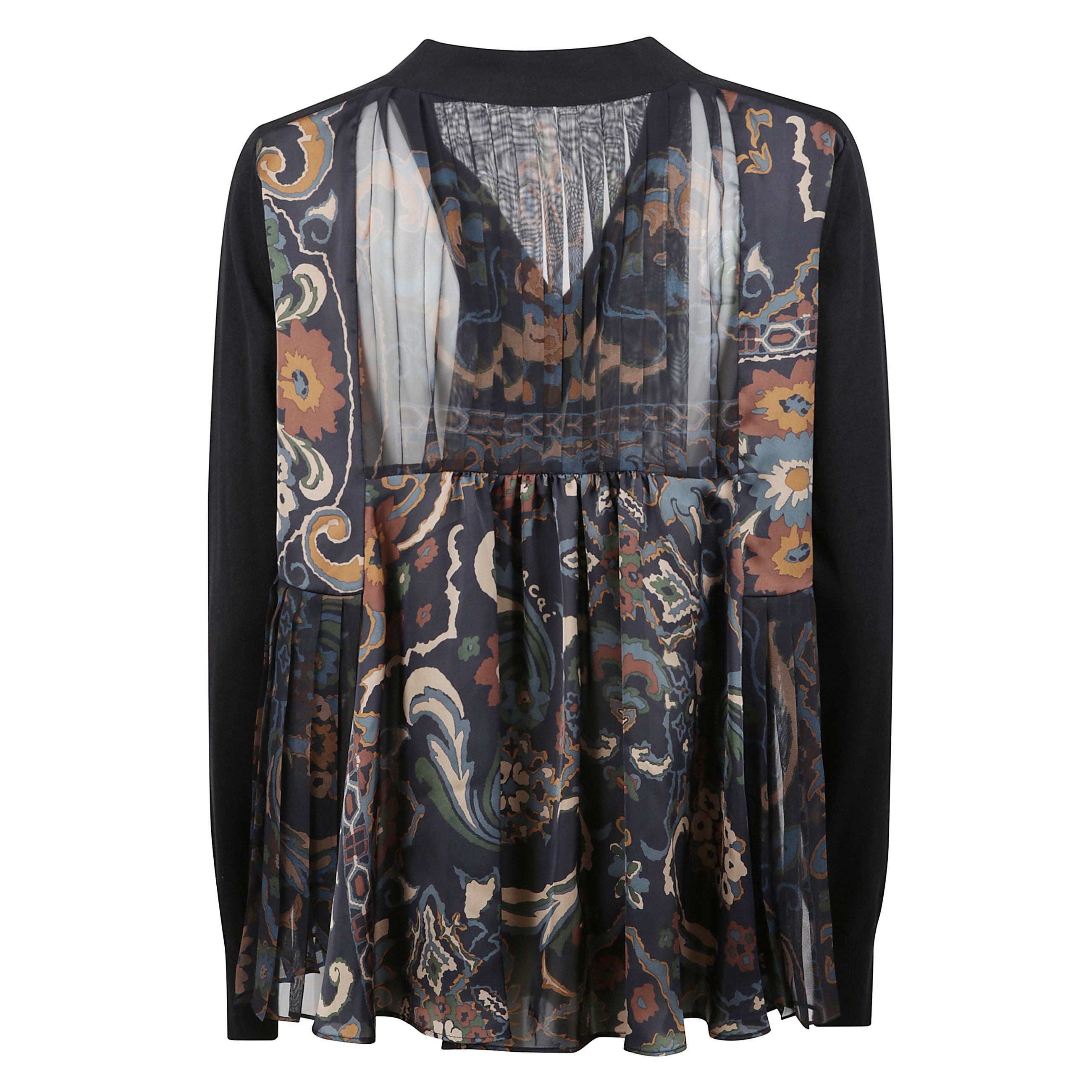 Cardigan in maglia di lana, scollo a v. chiusura frontale con bottoni. tasche applicate sui fianchi. polsini a coste. inserti in chiffon plissettato sul retro con motivo floreale.