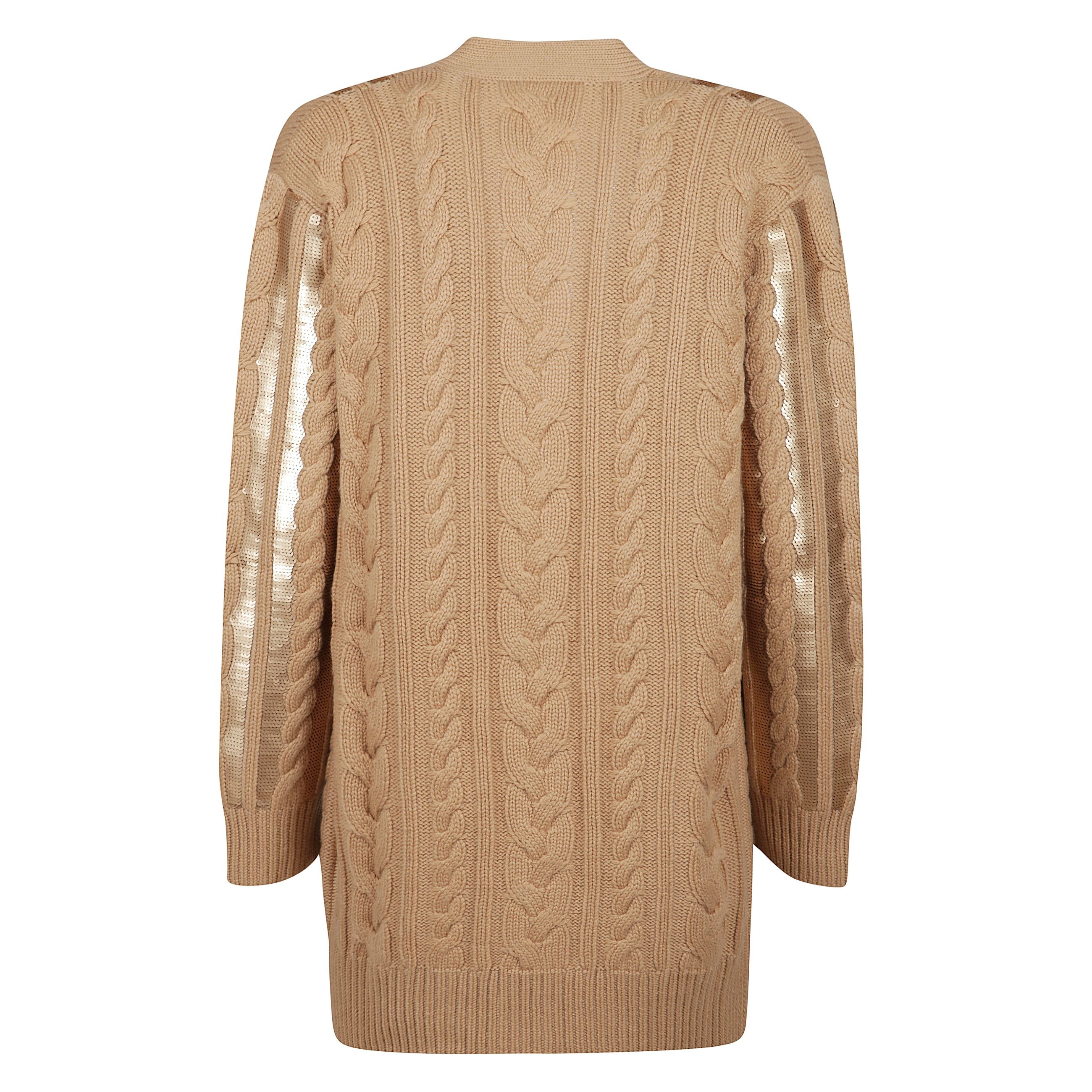 Cardigan oversize in pregiato filato di lana e cachemire, lavorato a treccia. modello con scollo a v e maniche lunghe a giro basso, impreziosito da paillette in tono ricamate sul davanti e sulle maniche. rifinito con bordi a costine.
