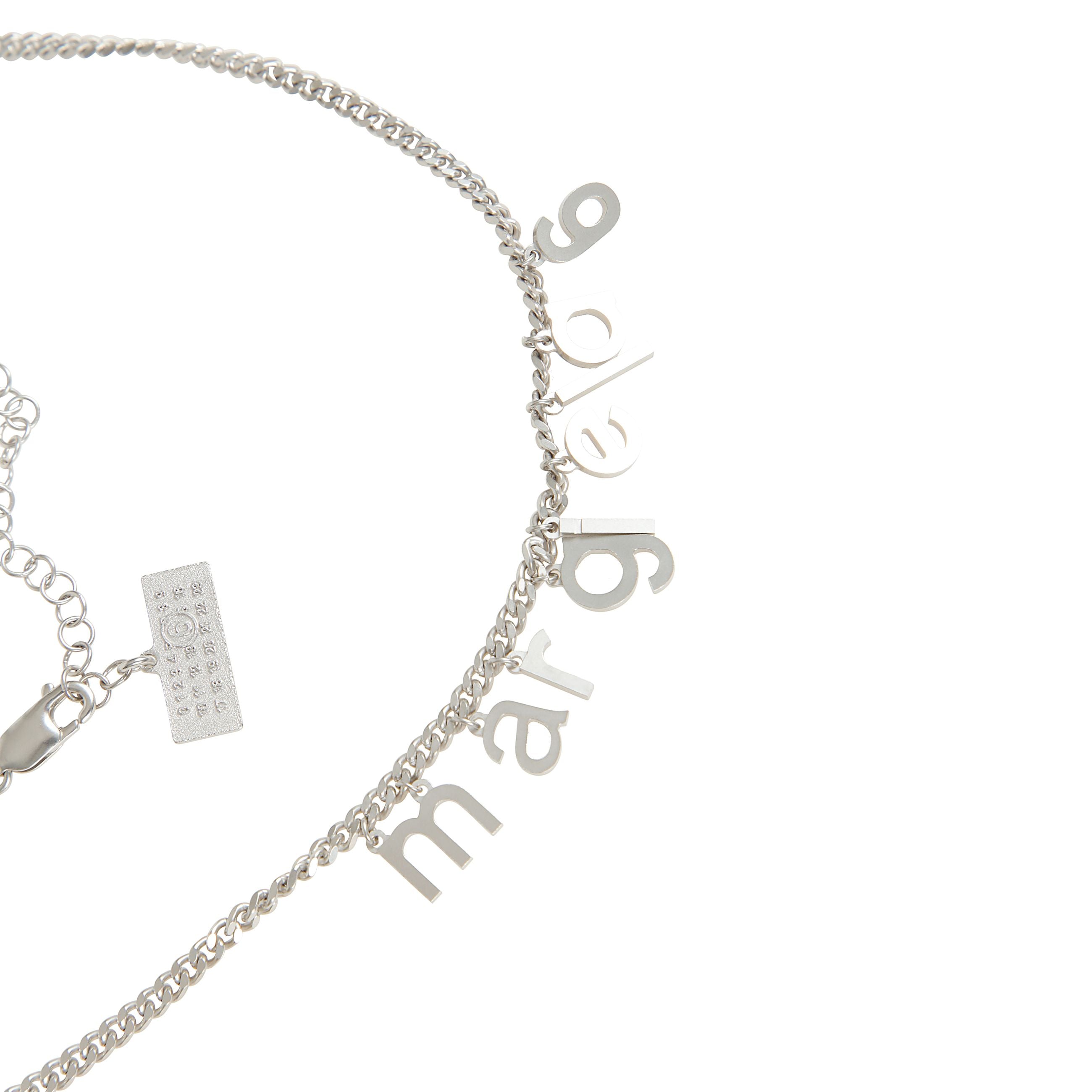 Collana color argento con elementi decorativi  e chiusura a moschettone