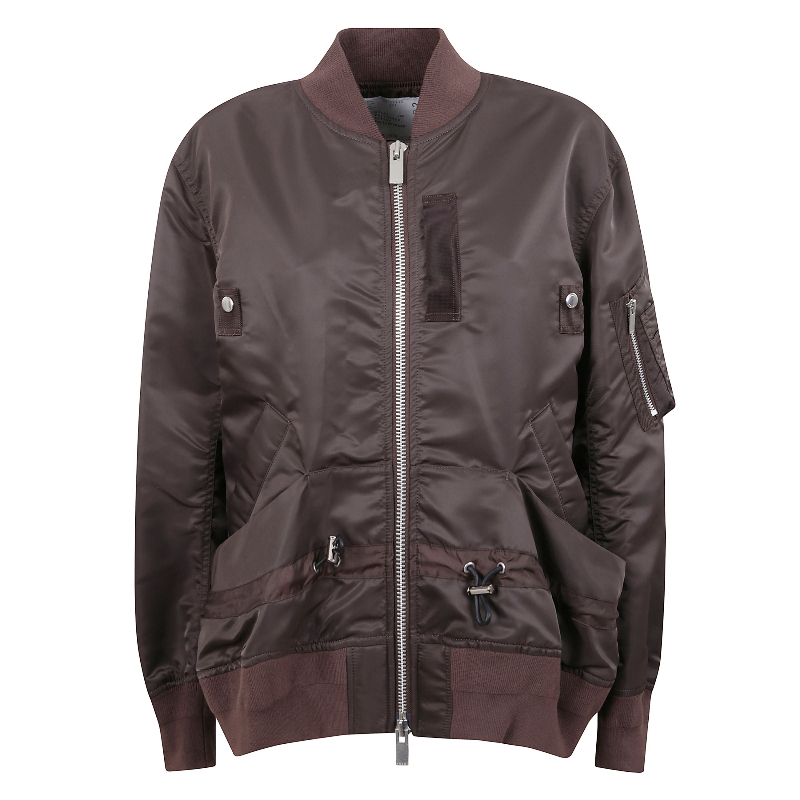 Bomber in tessuto lucido. orli e polsini a costine. tasche a filetto sul davanti e larga tasca a marsupio frontale. tasca sulla manica applicata con zip. coulisse sul fondo per regolazione vestibilitÃ .