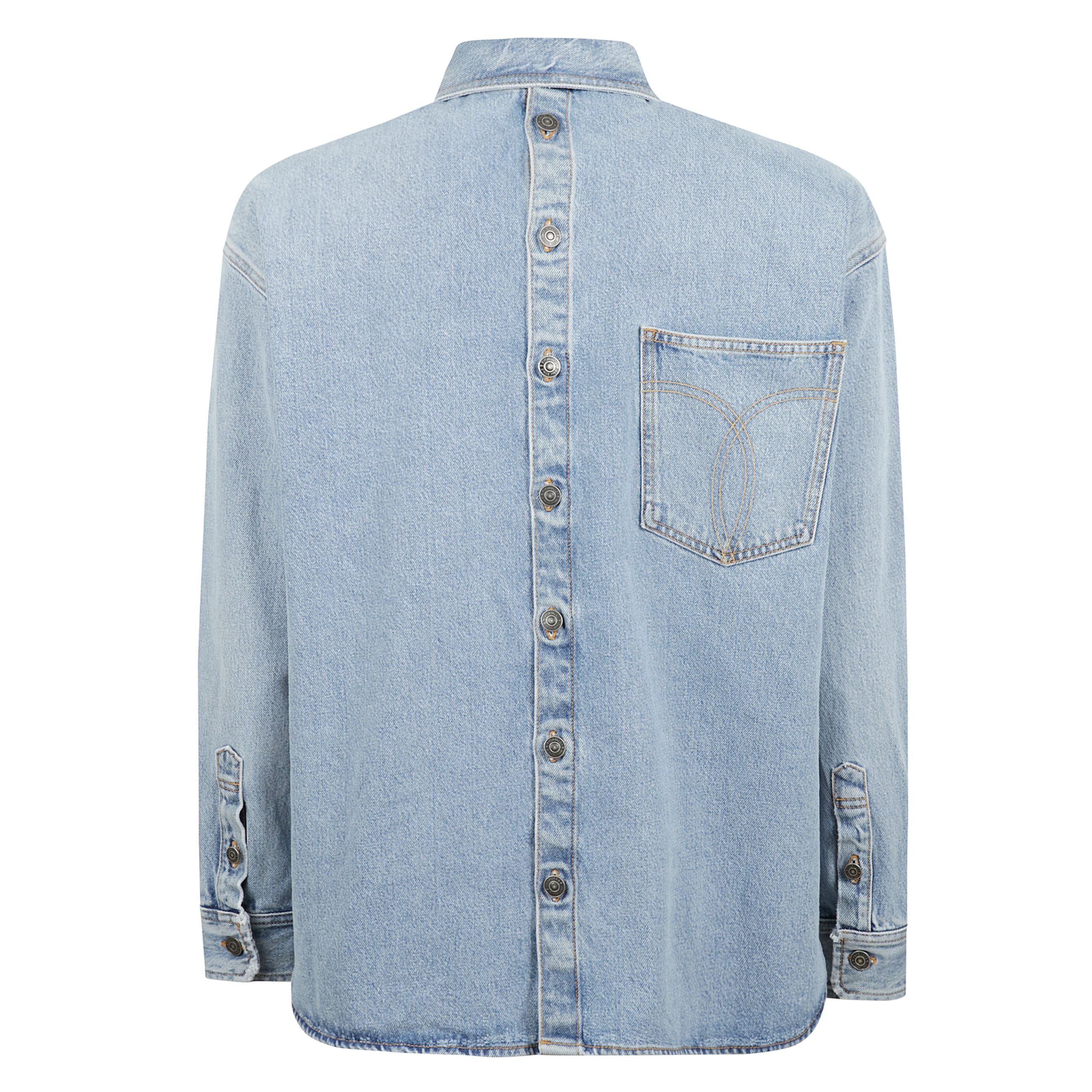 Camicia in denim ricamata in un lavaggio azzurro chiaro, con logo fiorucci ricamato sul davanti e abbottonatura fronte retro