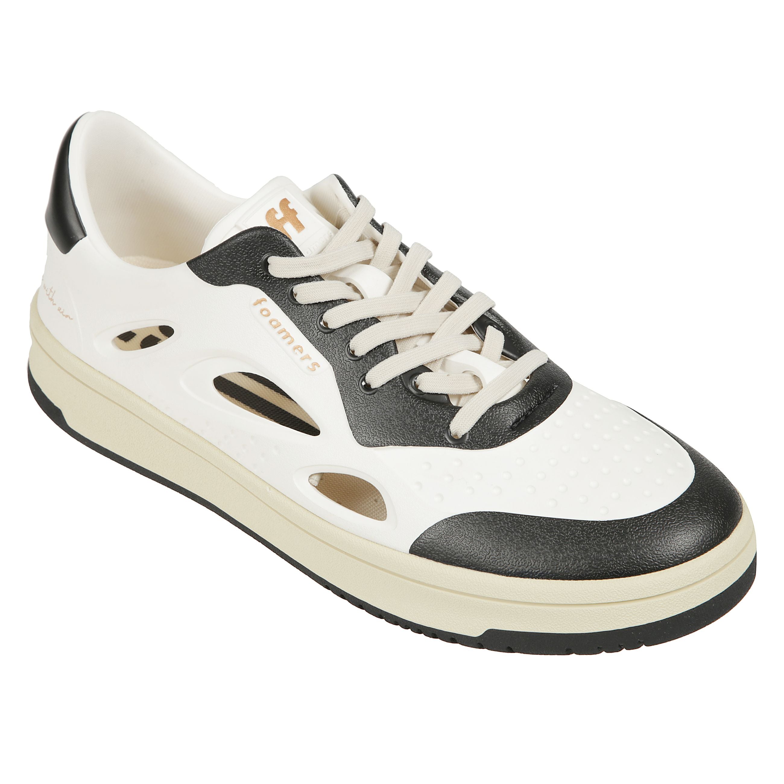 Sneaker s5foam01/ eva presentano la tomaia in pelle, la suola in gomma e il logo del brand sulla linguetta  sulla parte laterale e sul tallone.