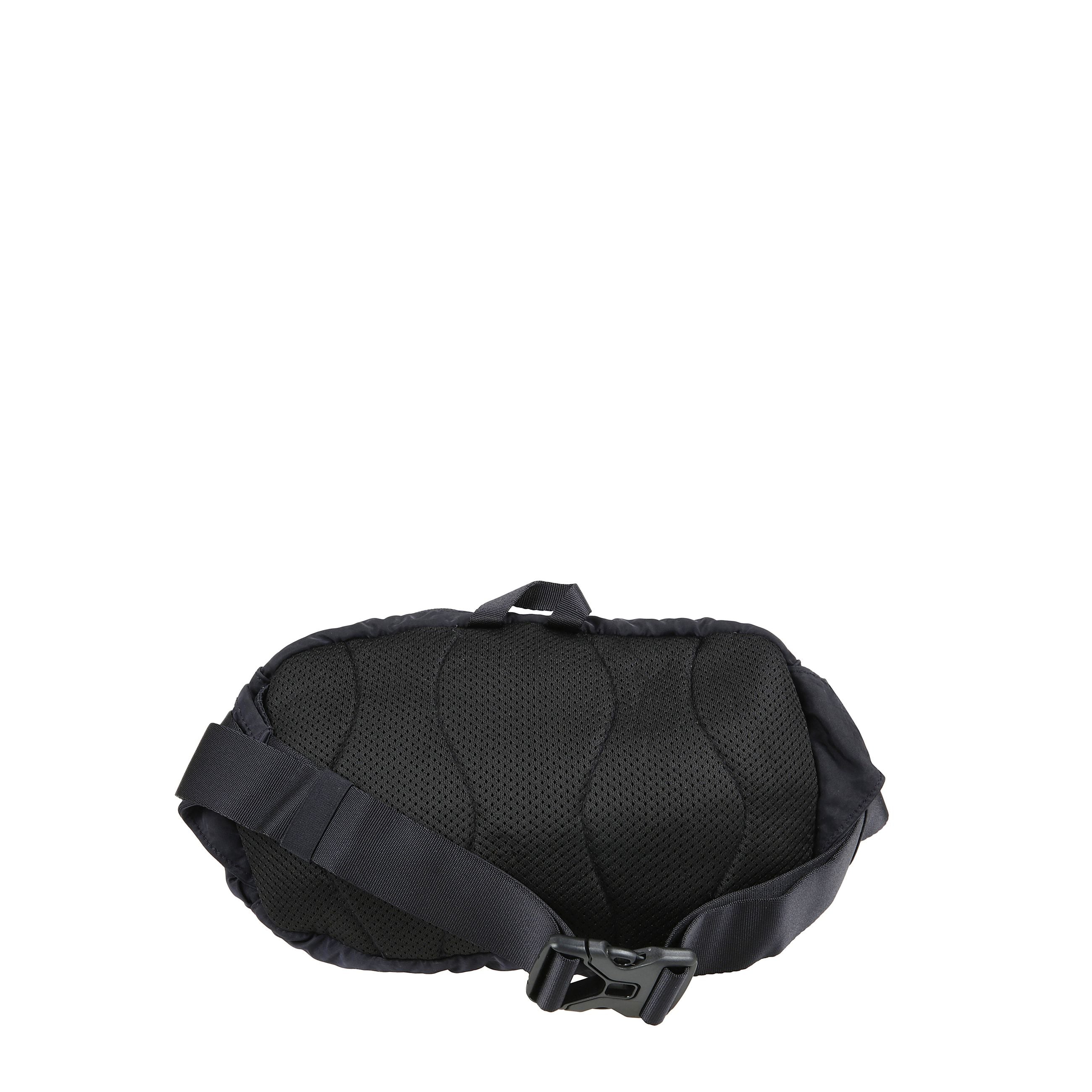 La borsa a tracolla presenta dettagli ispirati all'iconica "lens" del brand. dispone di una tasca interna con zip e logo, tasche esterne con zip, manico superiore e tracolla regolabile con fibbia.