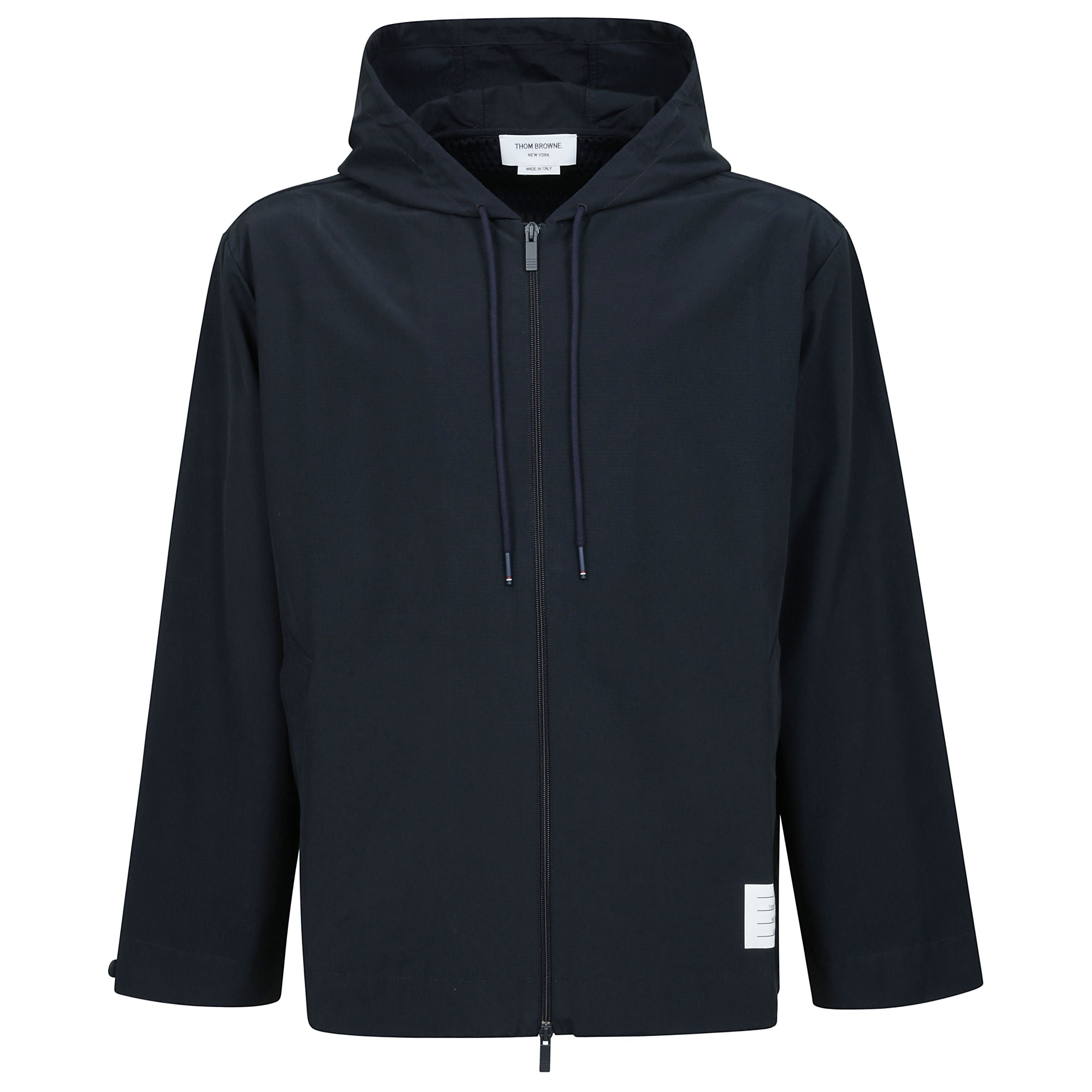 Uno strato traspirante perfetto per le commissioni durante le giornate primaverili umide. il nostro tessuto ripstop Ã¨ ultra-resistente, antistrappo e resistente allo strappo con una finitura idrorepellente per docce primaverili imprevedibili. con chiusur