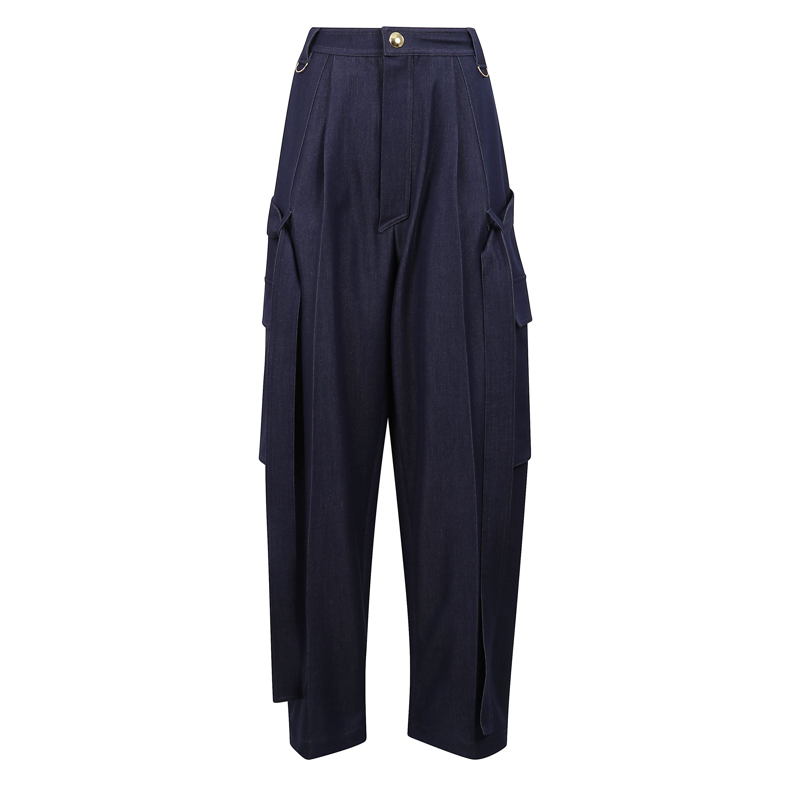 Jeans con tasche cargo e caduta fluida. cintura rimovibile con ampi passanti sul retro, bottoni ed anelli sui passanti cintura dorati.