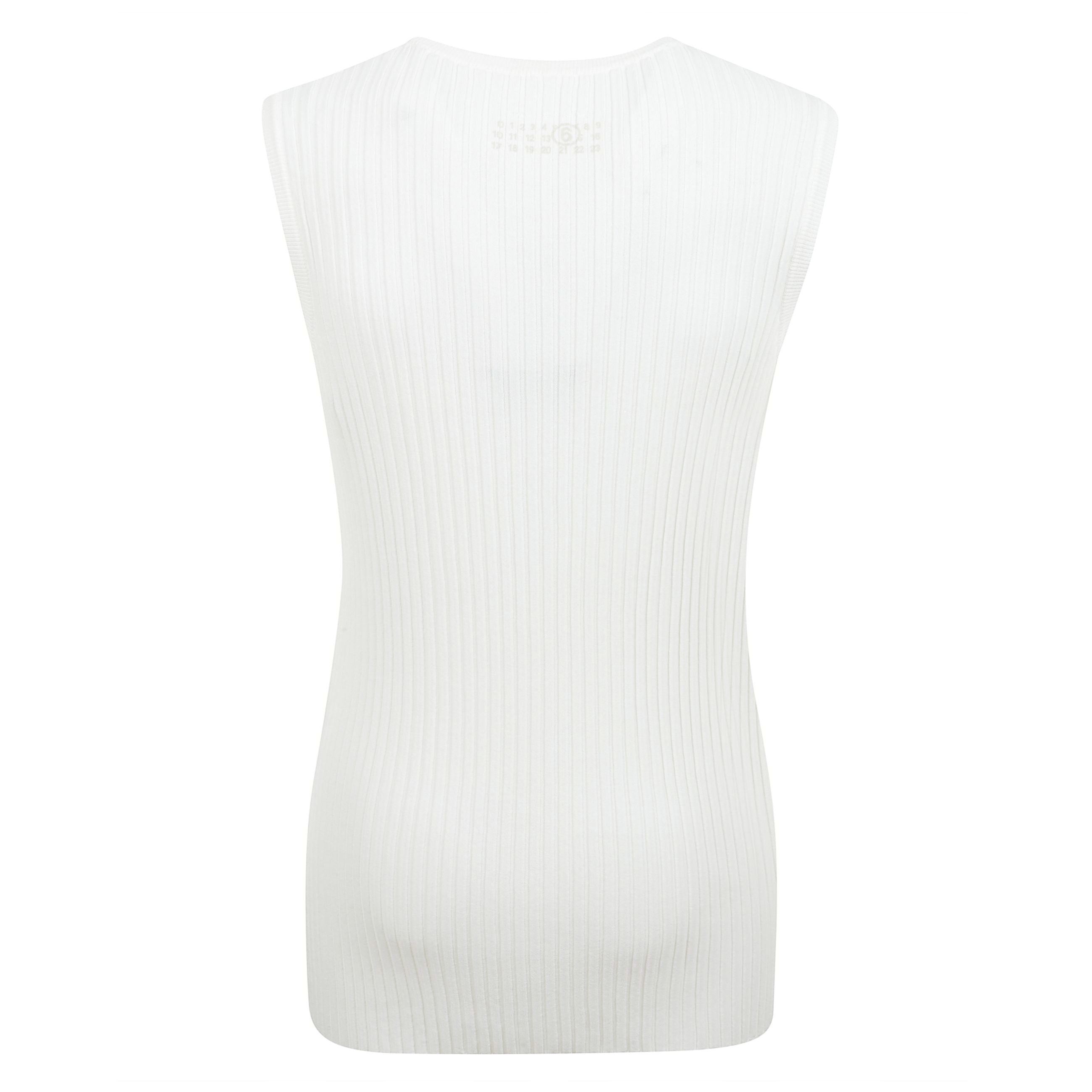 Top smanicato a girocollo bianco esprime una silhouette aderente e unâelegante lavorazione a costine verticali che ne valorizza la linea pulita.