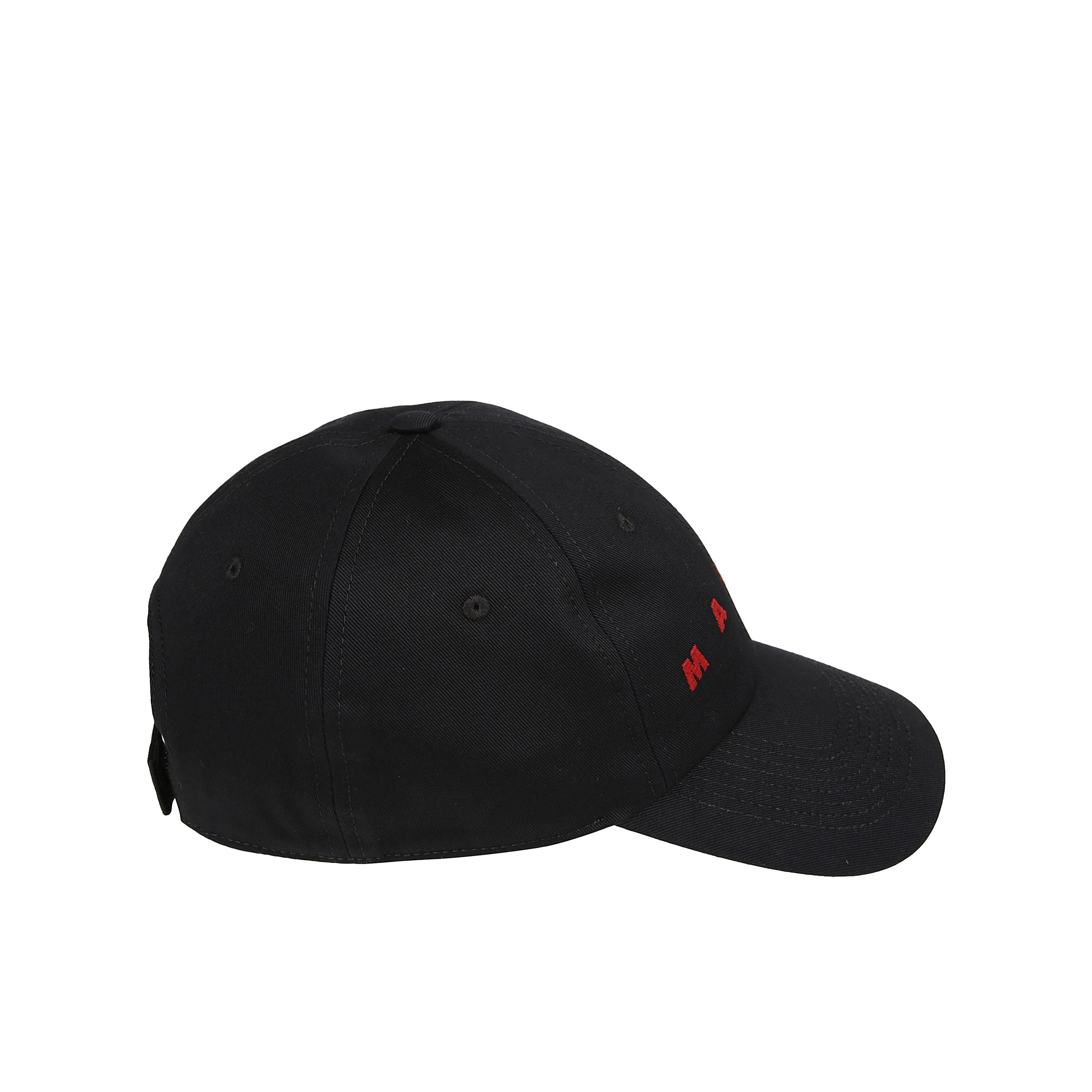 Cappellino baseball in cotone con costruzione a 6 pannelli e visiera tono su tono. chiusura regolabile sul retro e ricamo logo frontale in rosso a contrasto.