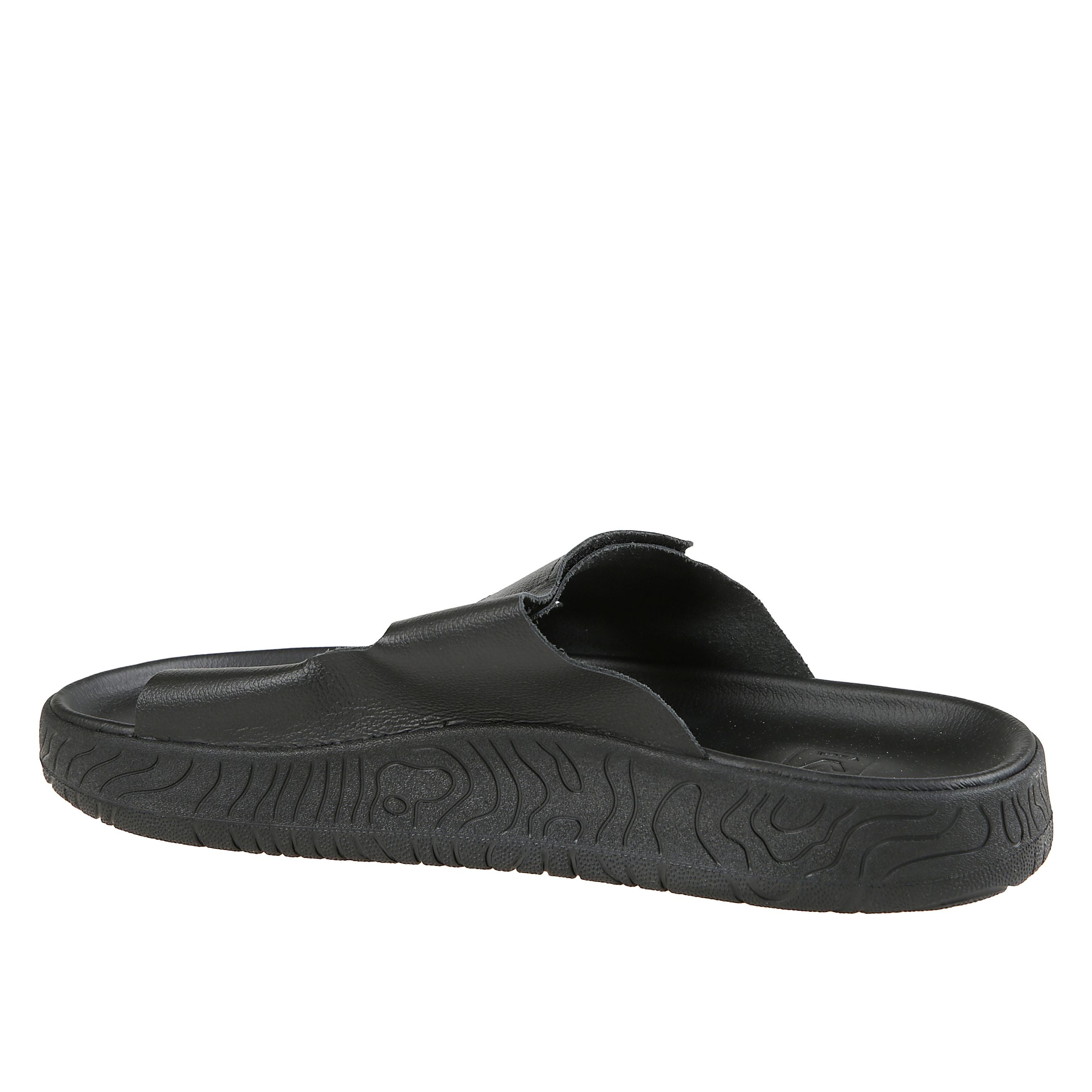 Etna il primo sandalo veja in pelle. progettato con cinghie regolabili a strappo e le sue linee topografiche con la tomaia minimalista creano una silhouette pulita e suggestiva.