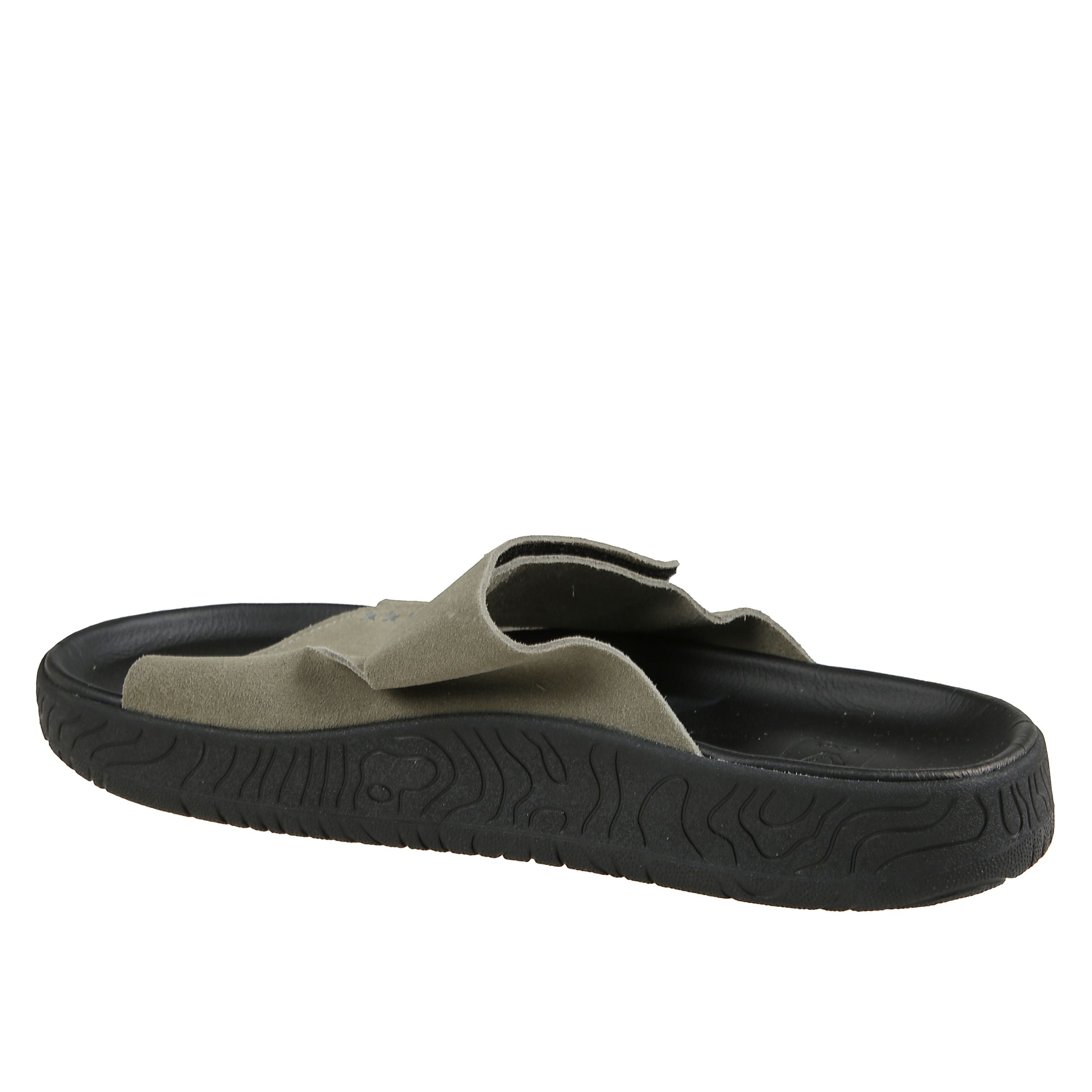 Veja presenta etna, il suo primo sandalo in camoscio, levigato per ottenere un aspetto morbido ed elastico. progettato con cinghie regolabili a strappo e le sue linee topografiche con la tomaia minimalista creano una silhouette pulita e suggestiva.