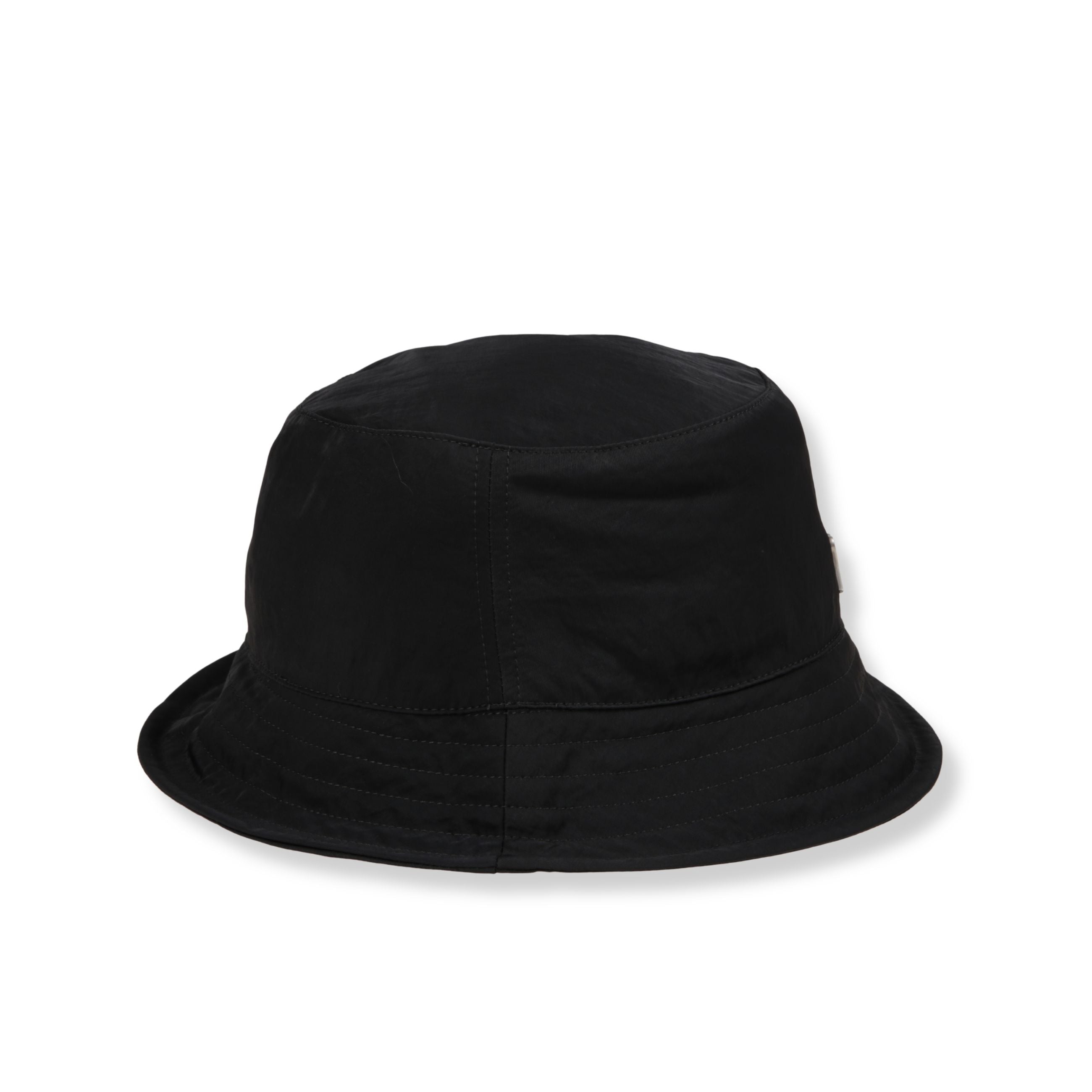 Cappello bucket ami paris. design in nylon con cuciture a vista. logo del brand sulla parte frontale.