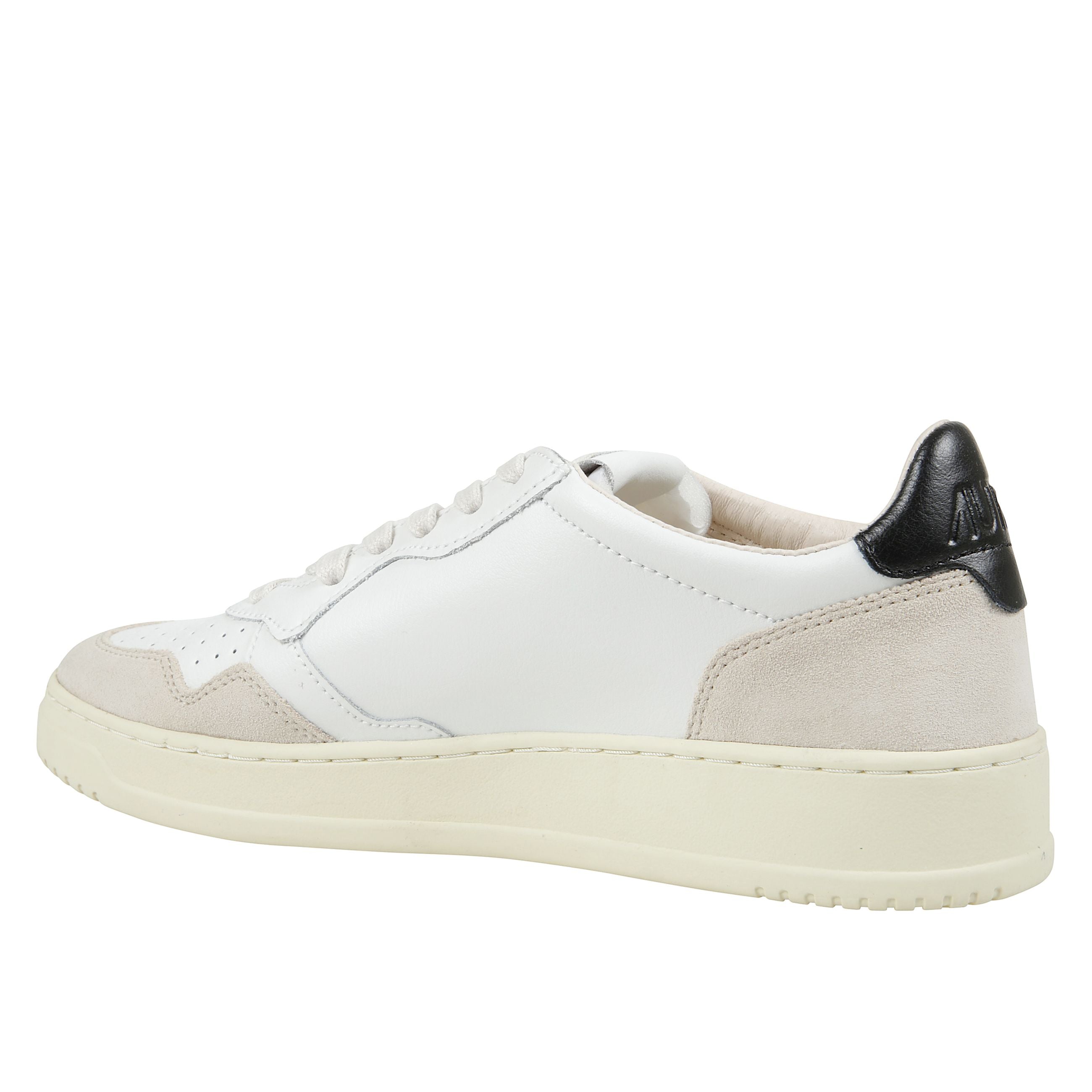 Sneakers con tomaia in pelle con inserti in camoscio e linguetta in tessuto con imbottitura in schiuma e label cucita in tono