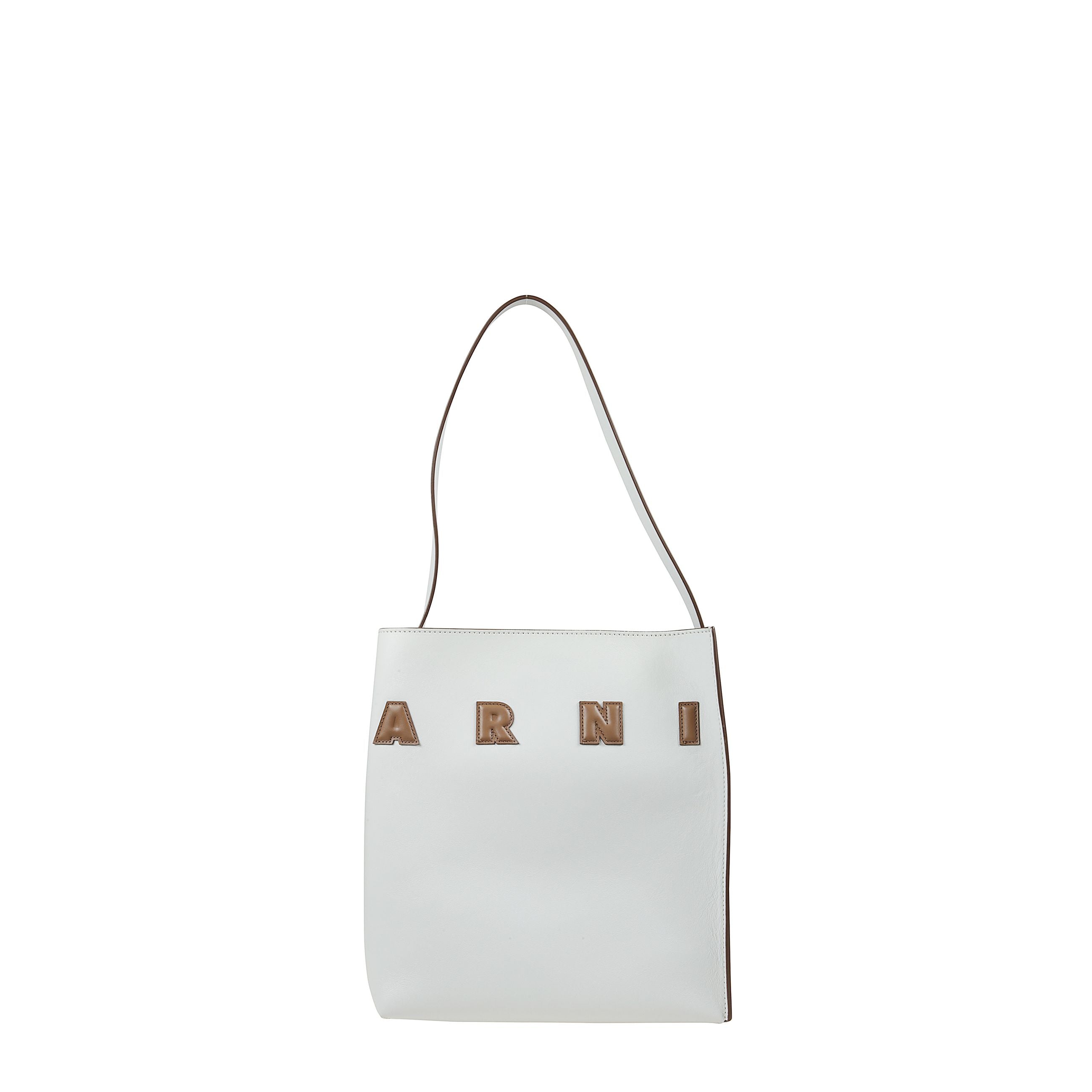 Borsa in pelle marrone. decorata con lettering marni a rilievo applicato sul davanti. design aperto con maniglia singola. interno foderato con etichetta logo ricamata. tasca zip.