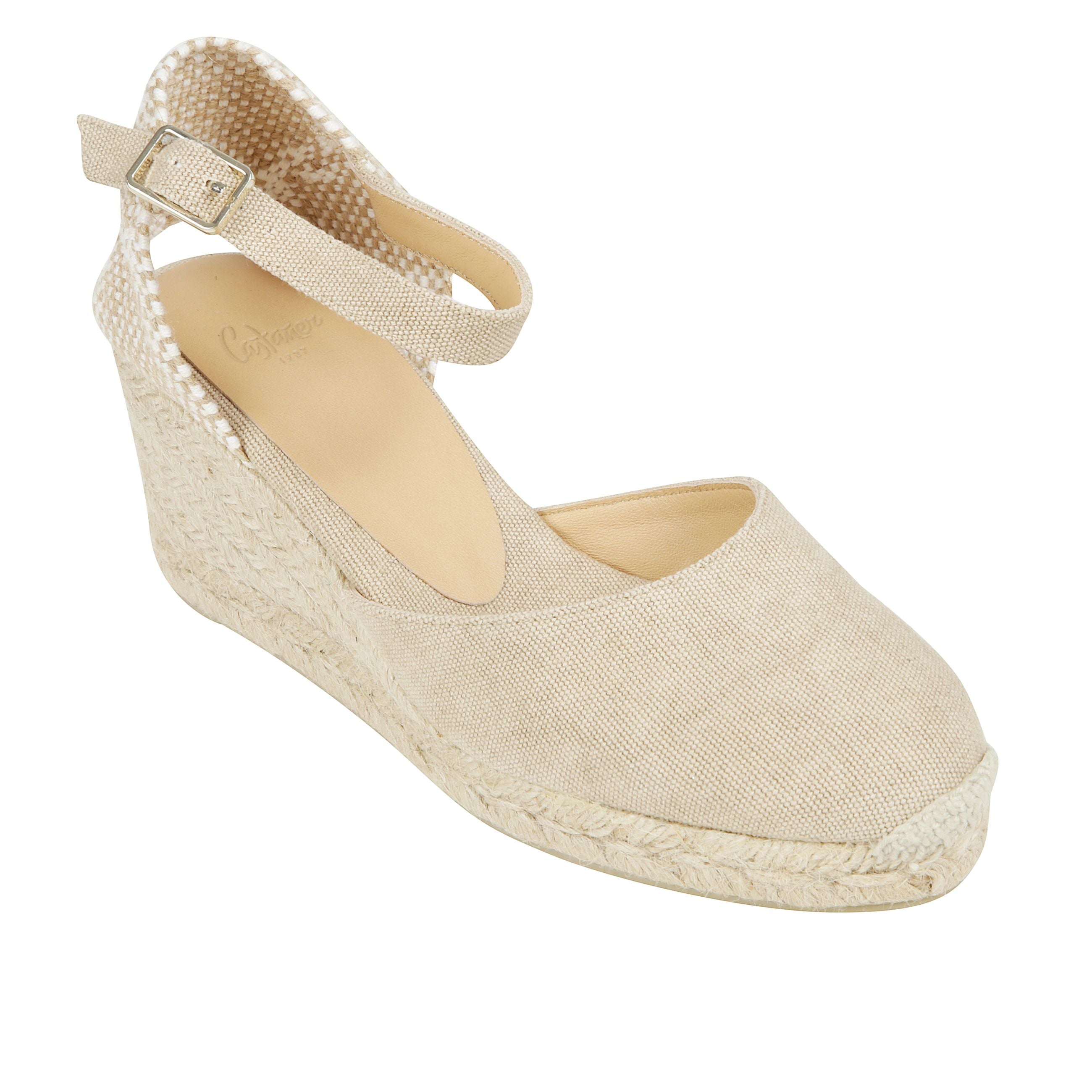 Espadrilla carol in cotone organico lavato con chiusura a cinturino, soletta imbottita e zeppa in juta di 7 cm.