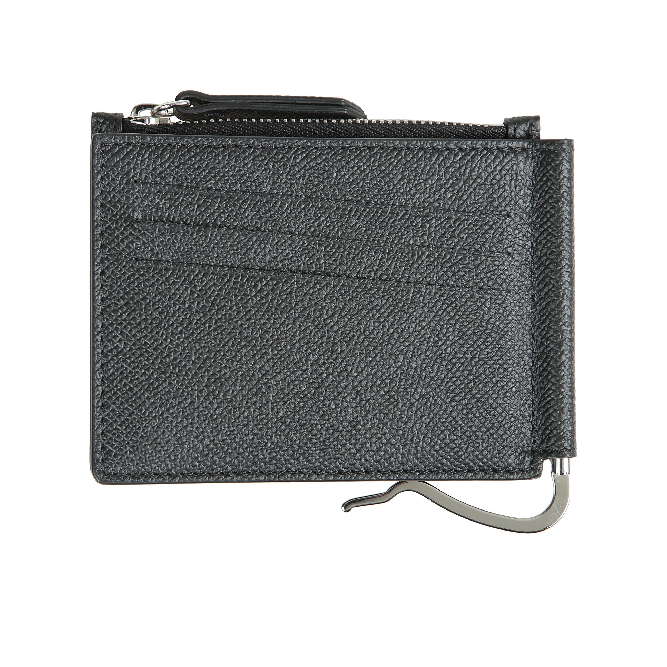 Presentazione del portafoglio slim 2 pinza. realizzato in elegante pelle di vitello nera, Ã¨ dotato di una chiusura superiore con zip e slot per schede posteriore per un facile accesso. inoltre, il logo a quattro punti di maison margiela aggiunge un tocco