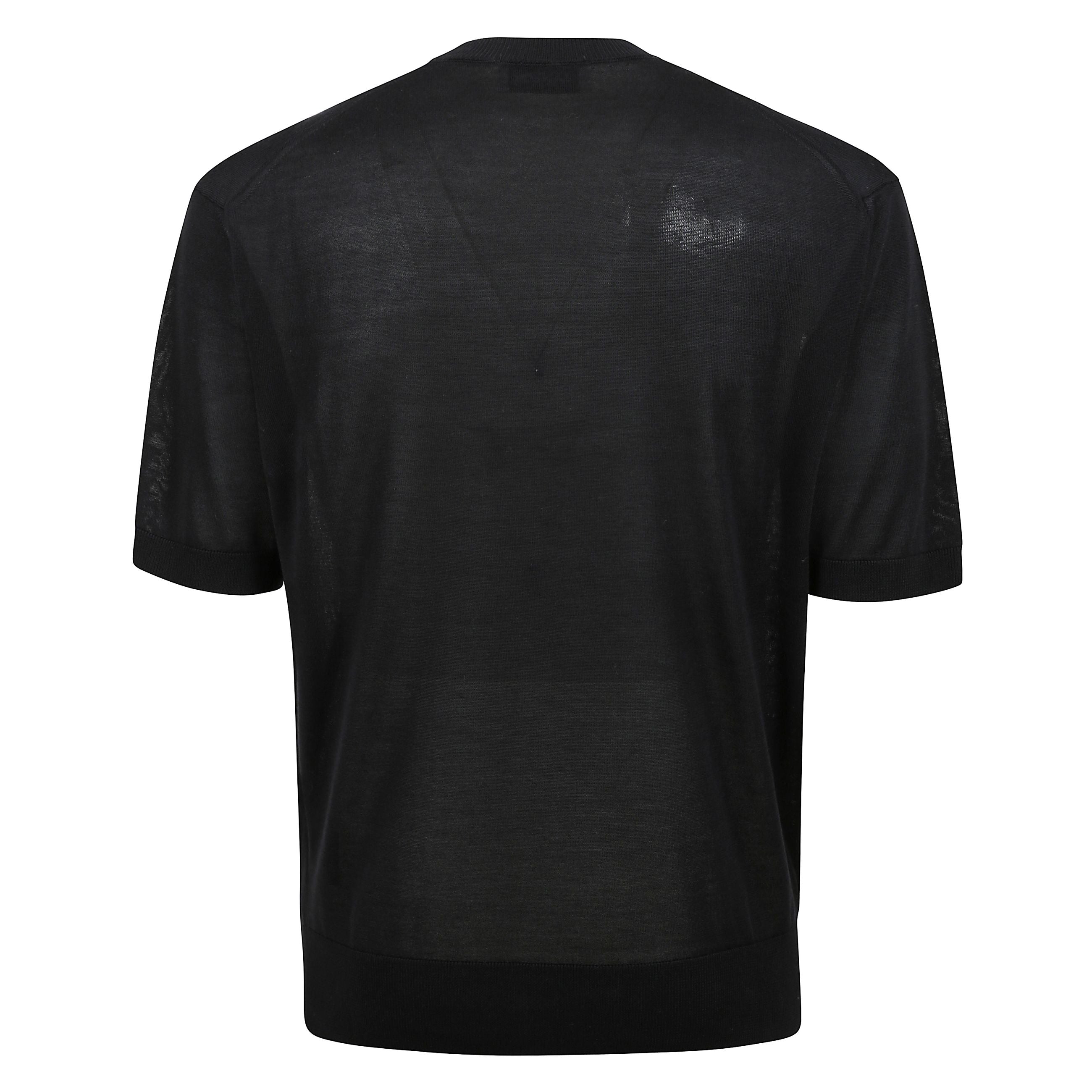 T-shirt girocollo in maglia realizzata in pregiato filato di lyocell che presenta una silhouette regular con manica corta.