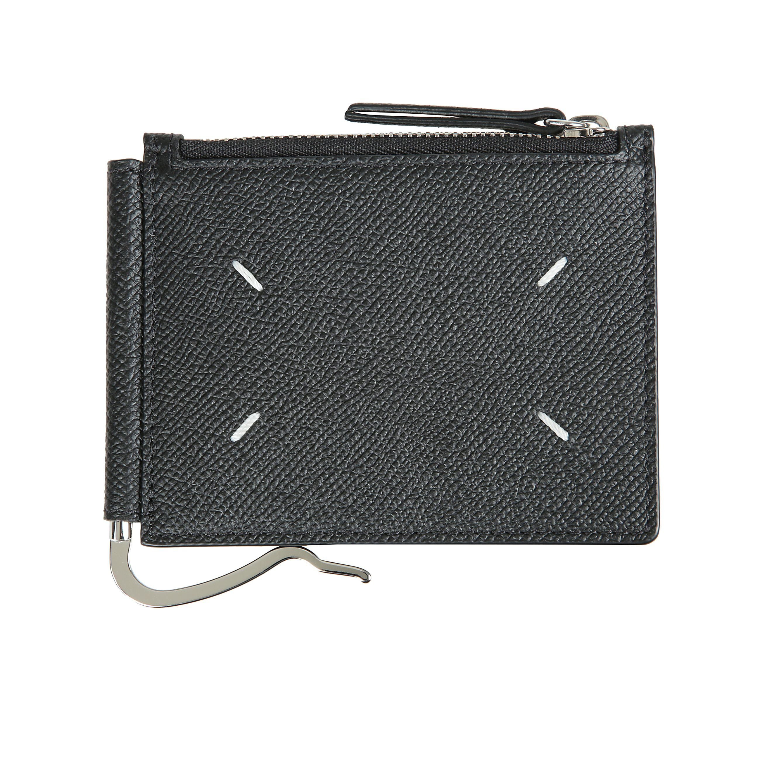 Presentazione del portafoglio slim 2 pinza. realizzato in elegante pelle di vitello nera, Ã¨ dotato di una chiusura superiore con zip e slot per schede posteriore per un facile accesso. inoltre, il logo a quattro punti di maison margiela aggiunge un tocco