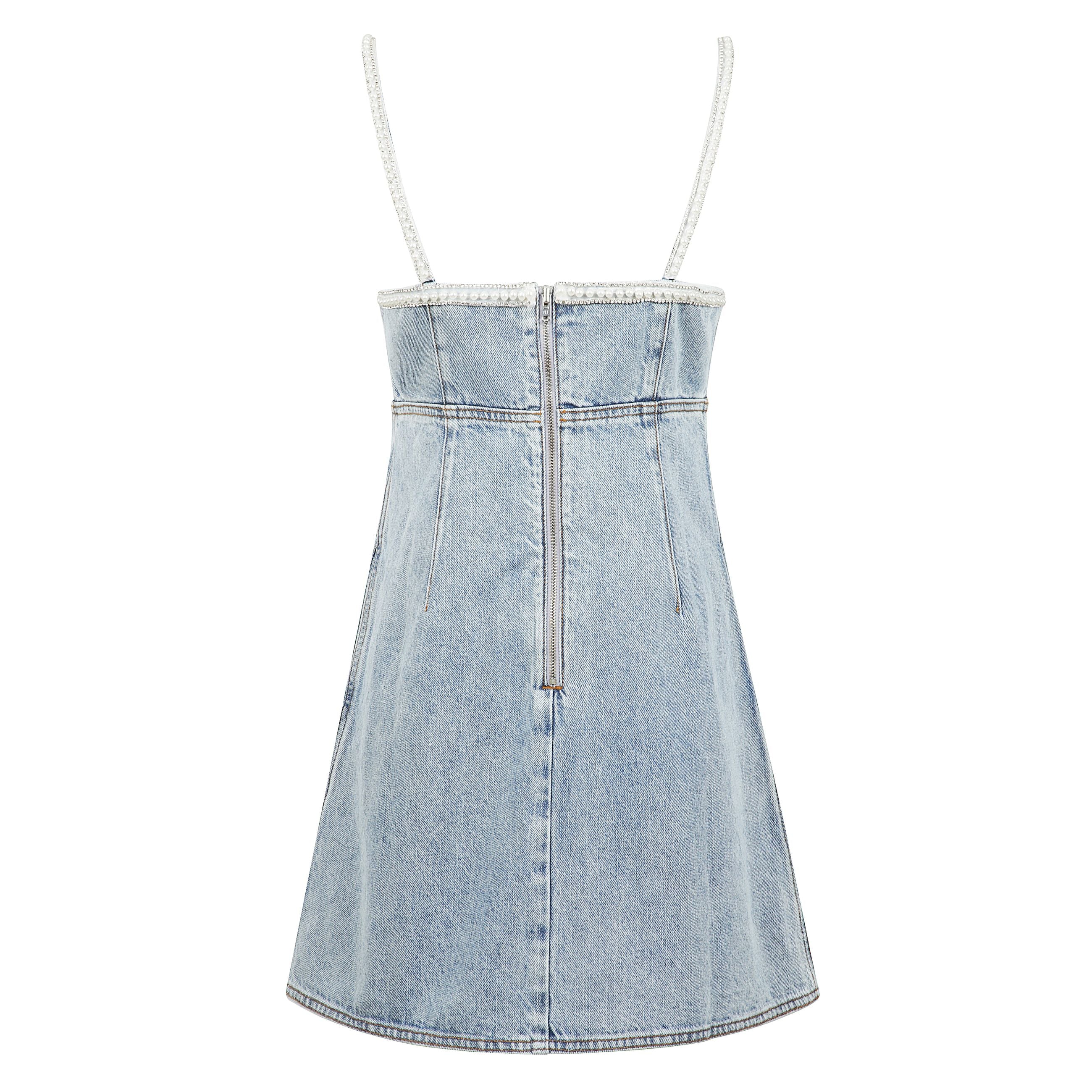 Mini abito dal design in denim , spalline impreziosite da micro strass, scollatura a goccia sul davanti e  due fiocchi iconici  decorativi scintillanti a contrasto