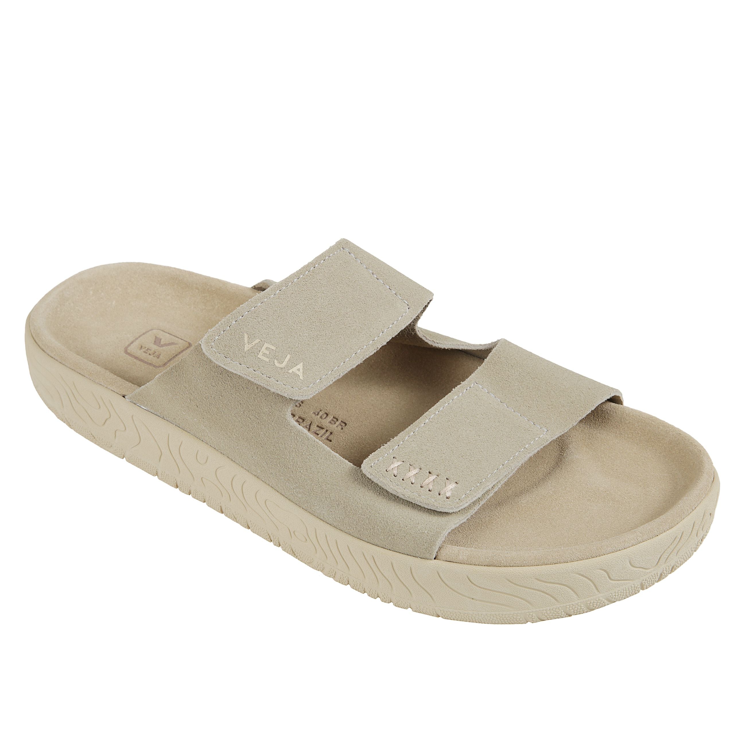 Veja presenta etna, il suo primo sandalo in camoscio. progettato con cinghie regolabili a strappo e le sue linee topografiche con la tomaia minimalista creano una silhouette pulita e suggestiva.