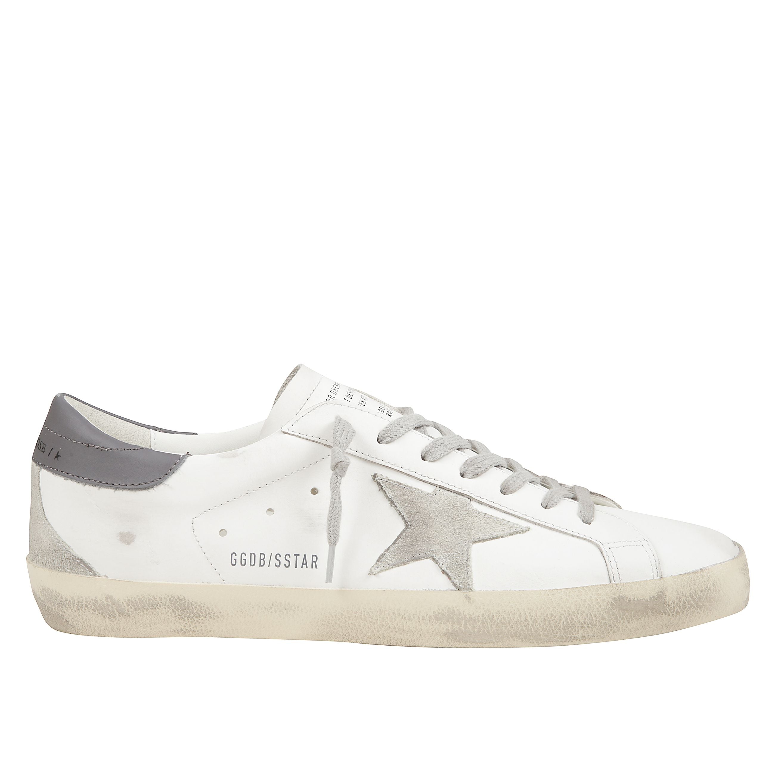 Sneakers in pelle bianca. effetto vintage. stella laterale in camoscio. talloncino in pelle grigia. inserto posteriore in camoscio. chiusura con lacci. punta tonda. linguetta con dettagli con scritte. suola in gomma con effetto consumato.